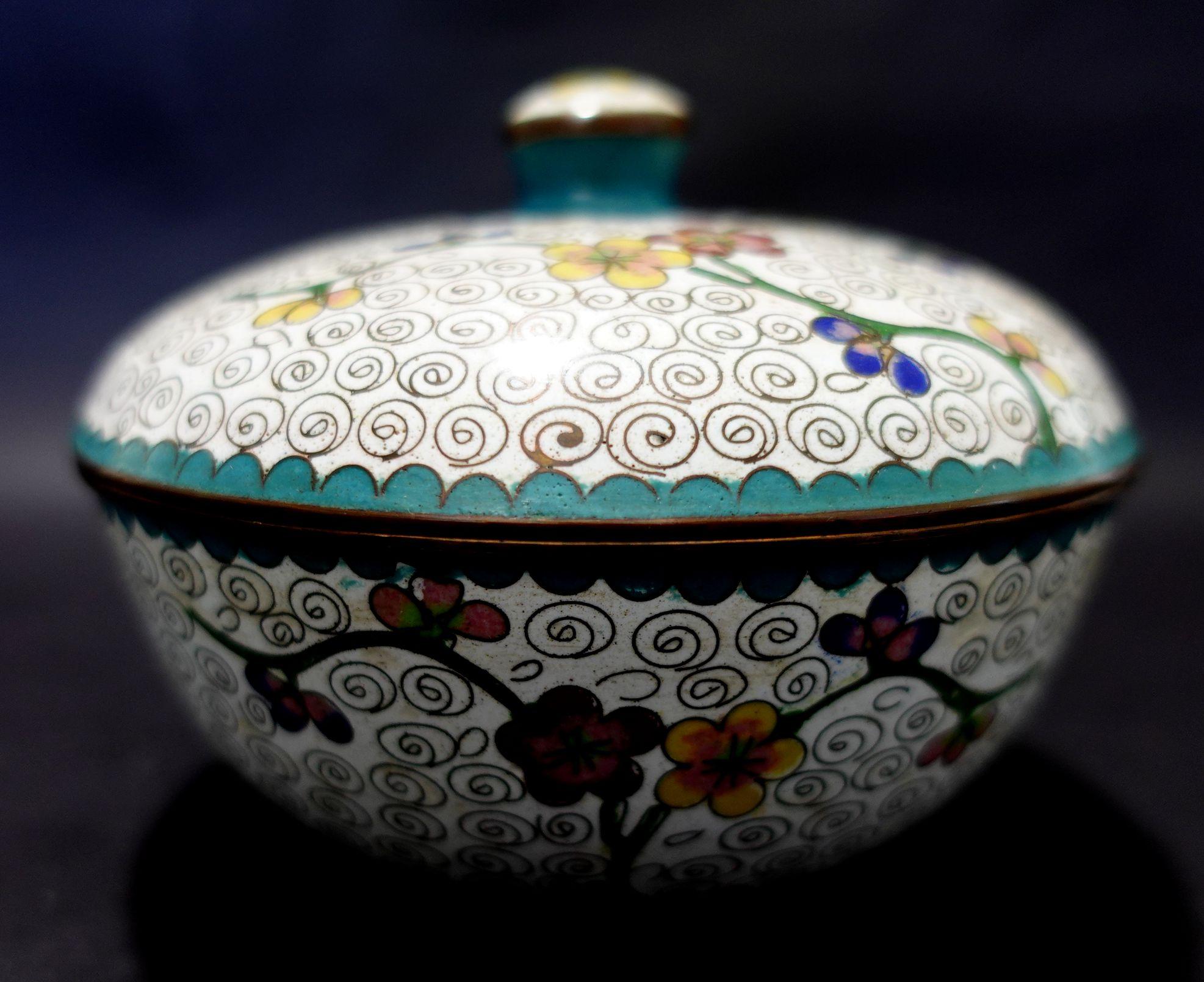 Chinese Export Antique Chinese Cloisonné Enamel Round Lidded Box 19th Century CO#09 For Sale