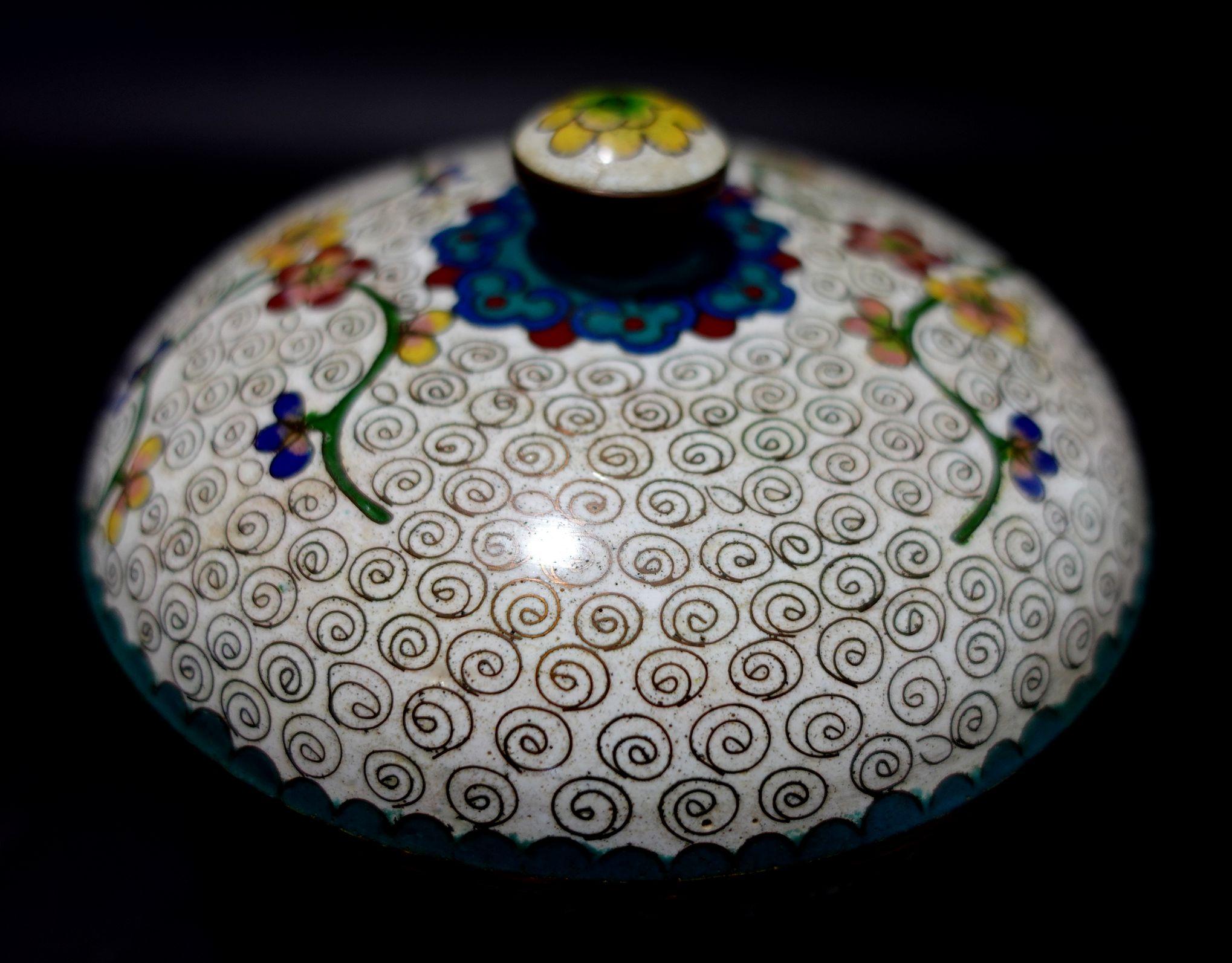 Cloissoné Antique Chinese Cloisonné Enamel Round Lidded Box 19th Century CO#09 For Sale