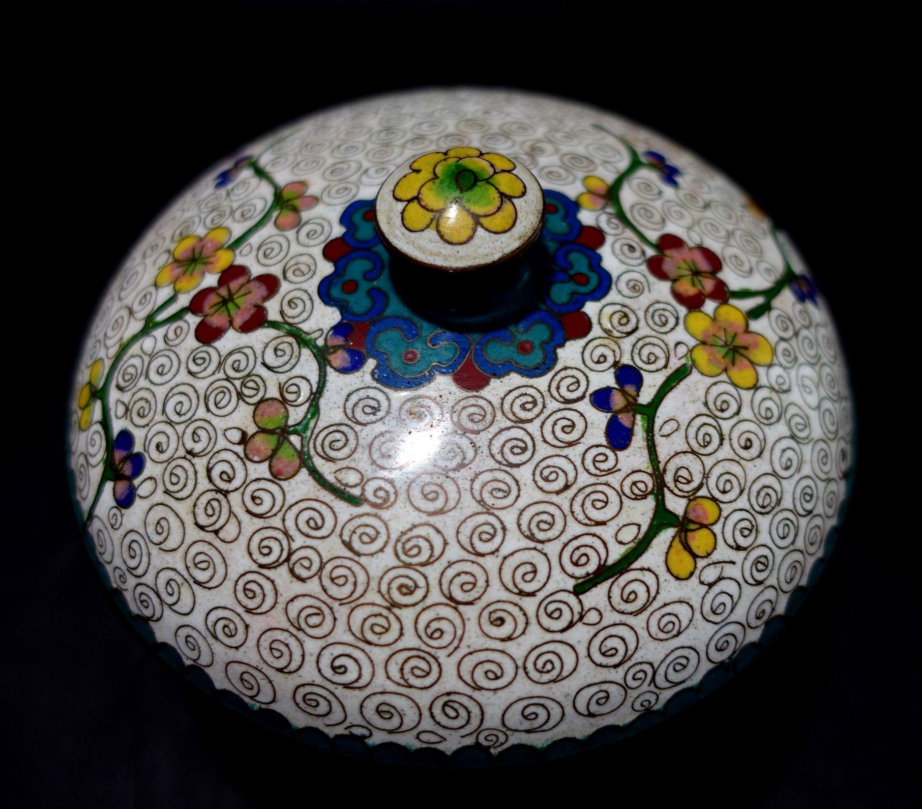 Antique Chinese Cloisonné Enamel Round Lidded Box 19th Century CO#09 In Good Condition For Sale In Norton, MA
