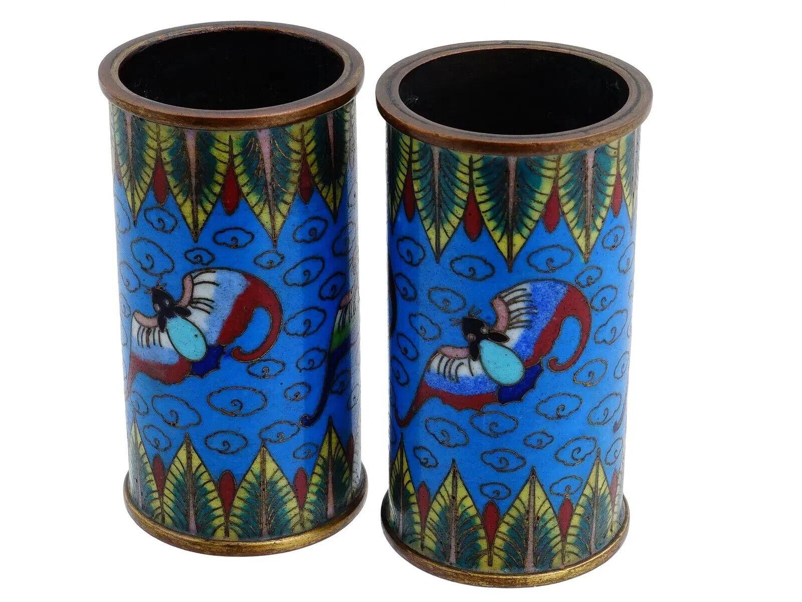 Paire de pots à pinceaux chinois anciens. Les pots de forme cylindrique sont émaillés d'images de chauve-souris réalisées selon la technique du cloisonnement sur fond turquoise et de motifs floraux sur les bords. Circa the late 19th century Antique