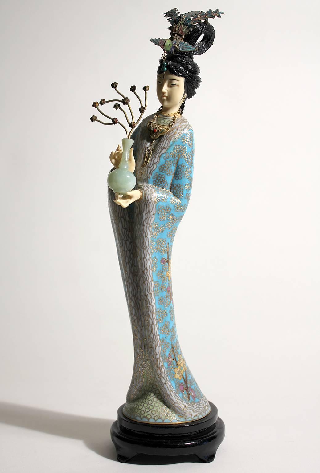 Atemberaubende chinesische Guanyin Cloisonné emaillierte Figur/Skulptur. Kommt mit dem originalen Holzständer. Hände und Kopf sind geschnitzt. Atemberaubende Farben und Details sind unübertroffen. Maße: 14
