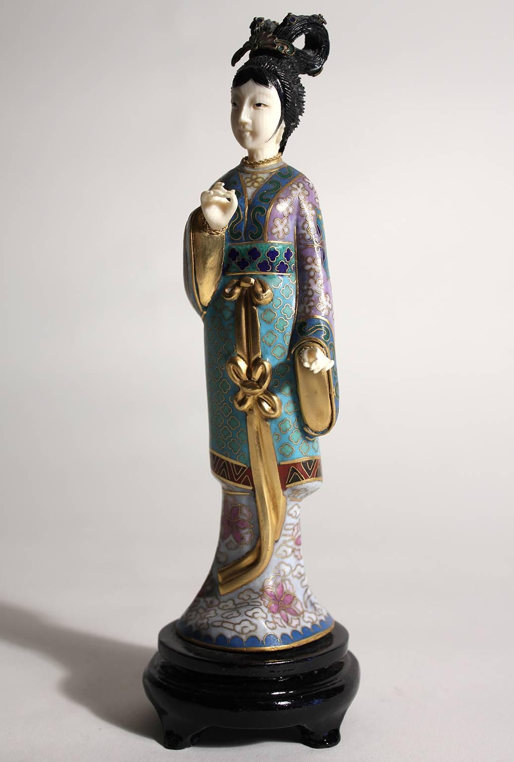 Superbe figurine/sculpture chinoise Guanyin en émail cloisonné. Livré avec le support en bois d'origine. Les mains et la tête sont sculptées. La couleur est superbe et les détails sont inégalés. Mesures : 8 1/2