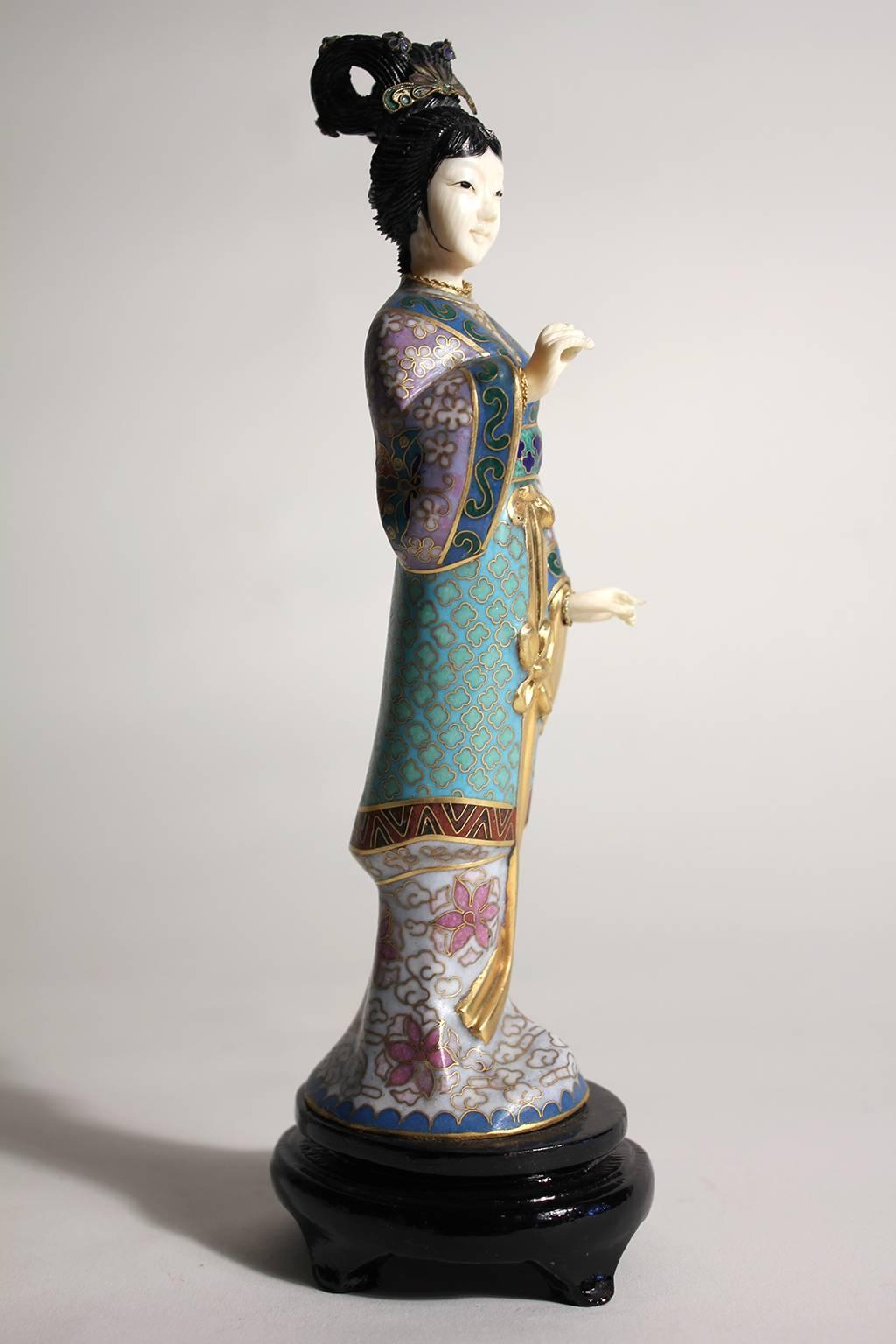 Chinois Ancienne figurine sculptée chinoise en cloisonné émaillé sculpté Guanyin Quan Yin