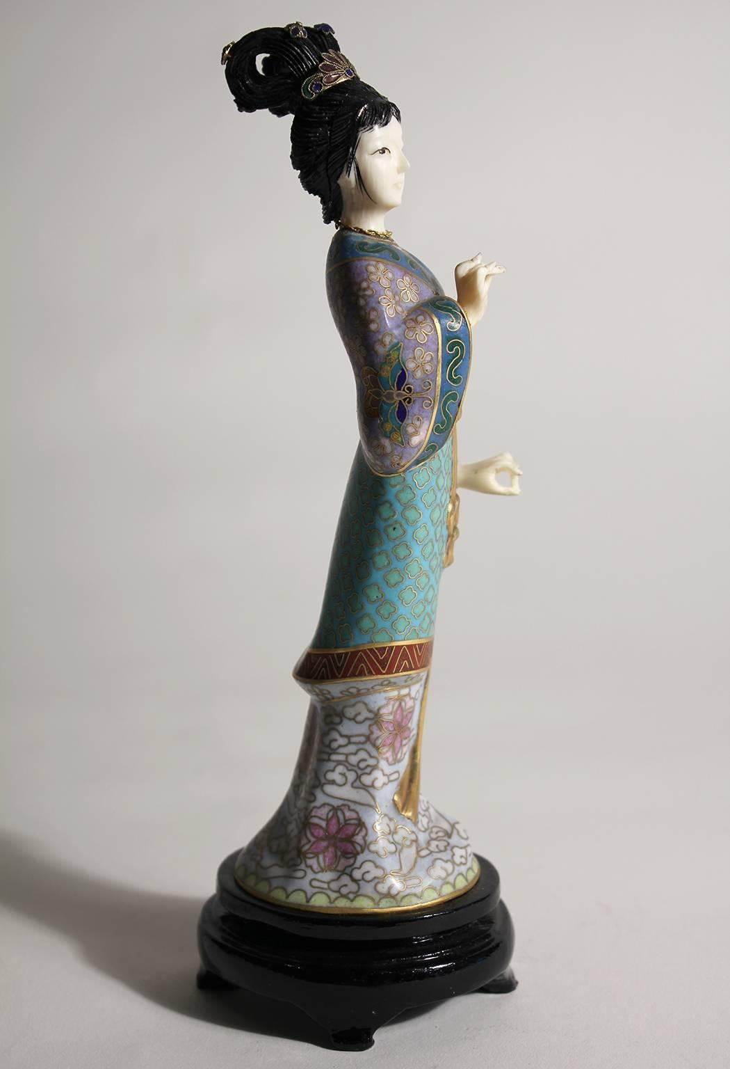 Ancienne figurine sculptée chinoise en cloisonné émaillé sculpté Guanyin Quan Yin Excellent état à San Diego, CA