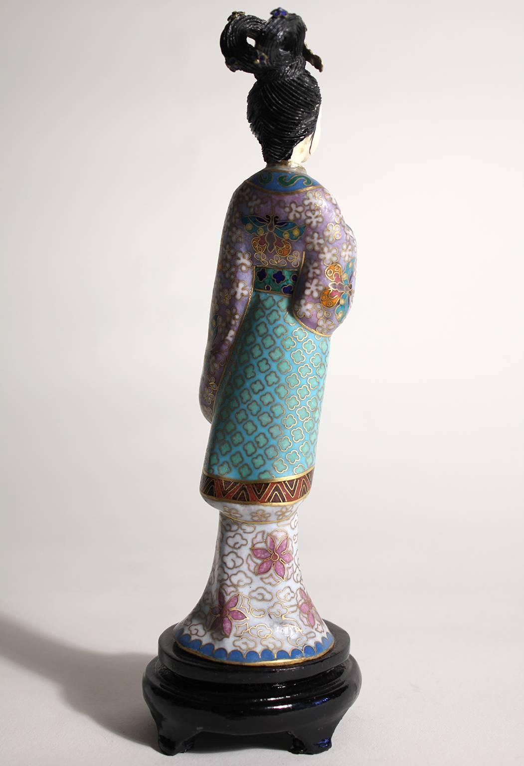 20ième siècle Ancienne figurine sculptée chinoise en cloisonné émaillé sculpté Guanyin Quan Yin