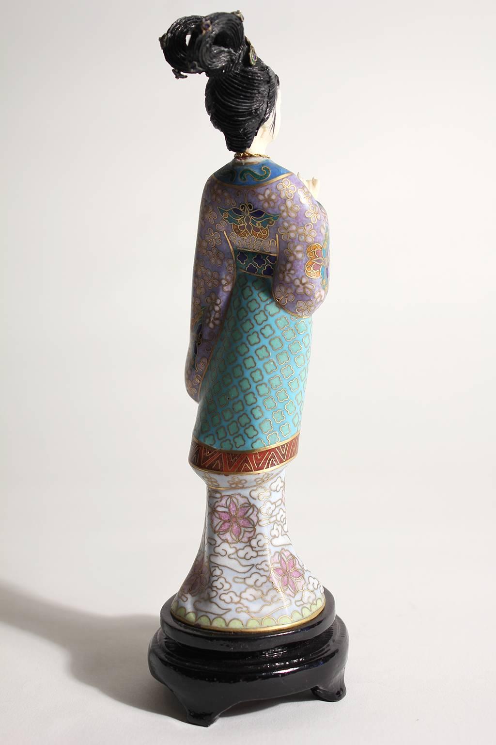 Antique Chinese Cloisonne Enameled Carved Guanyin Quan Yin Sculpture Figurine In Excellent Condition For Sale In San Diego, CA