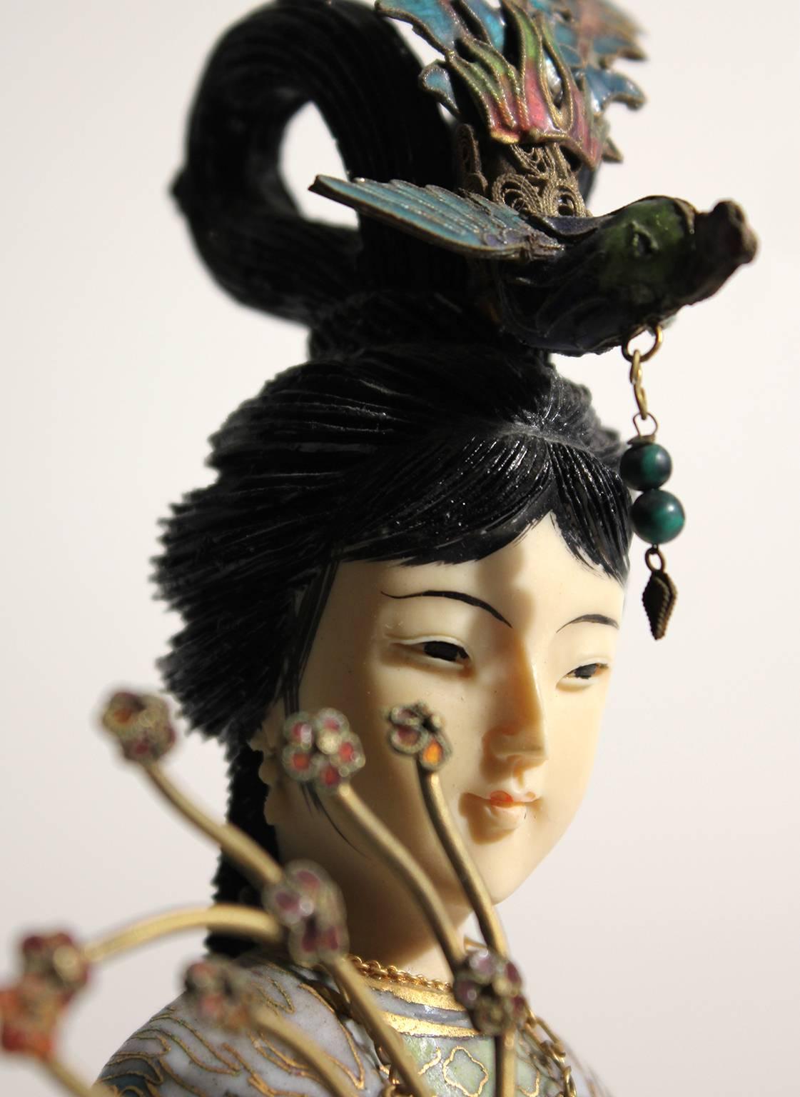 Antike, chinesische, emaillierte, geschnitzte Guanyin Quan Yin-Skulptur, Cloisonné im Angebot 4