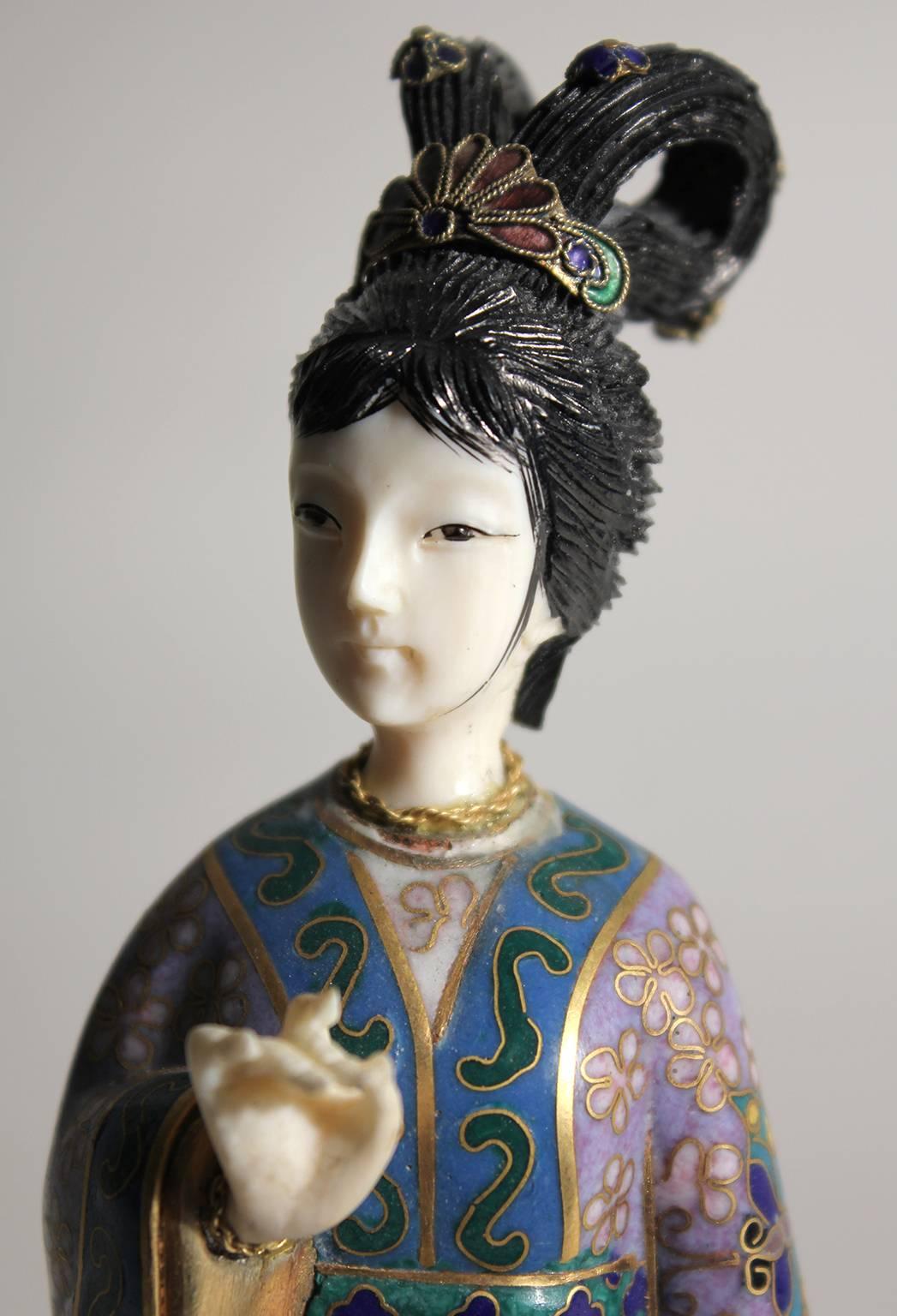 Ancienne figurine sculptée chinoise en cloisonné émaillé sculpté Guanyin Quan Yin 4