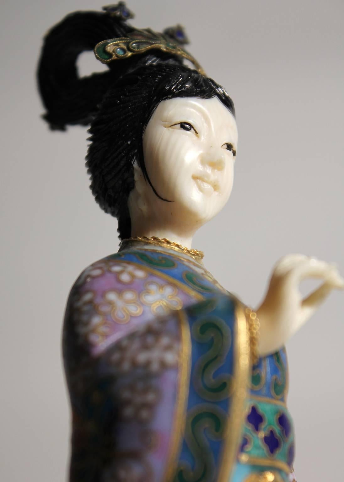 Ancienne figurine sculptée chinoise en cloisonné émaillé sculpté Guanyin Quan Yin 4