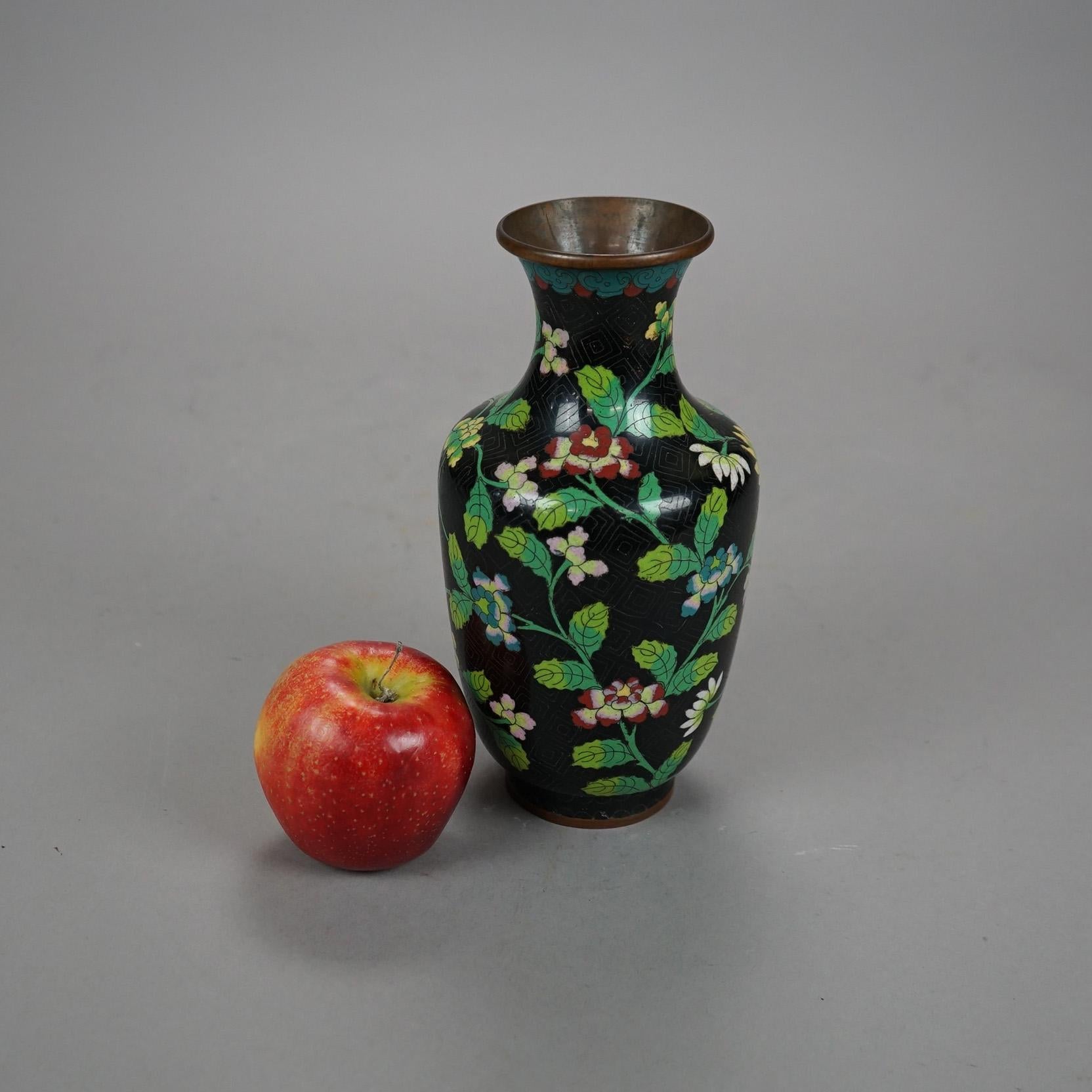 Eine antike chinesische Vase bietet Cloisonne emailliert allover Flora Design, gestempelt China auf dem Boden, wie fotografiert, c1920

Maße - 9''H x 4.5''W x 4.5''D.