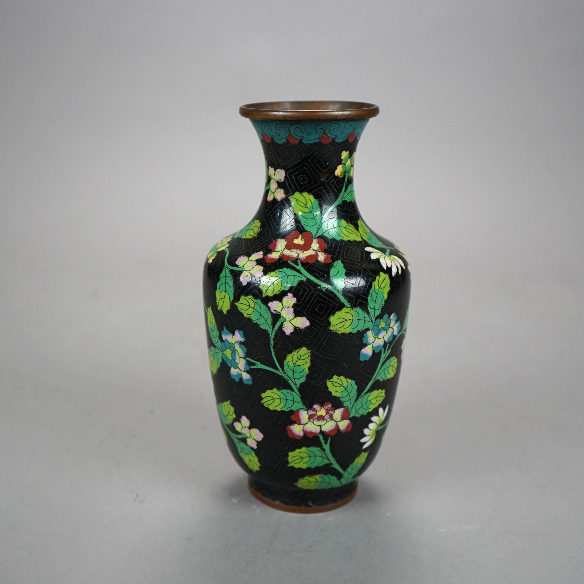 Antike chinesische emaillierte, geblümte Cloisonné-Vase, um 1920 (Chinesisch) im Angebot