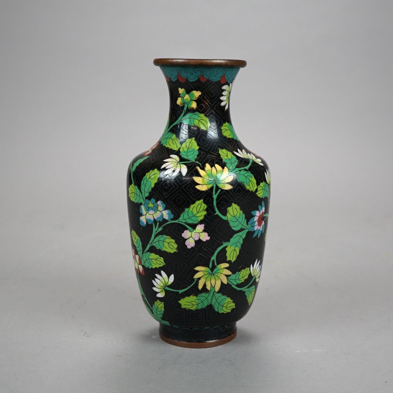 Antike chinesische emaillierte, geblümte Cloisonné-Vase, um 1920 im Zustand „Gut“ im Angebot in Big Flats, NY