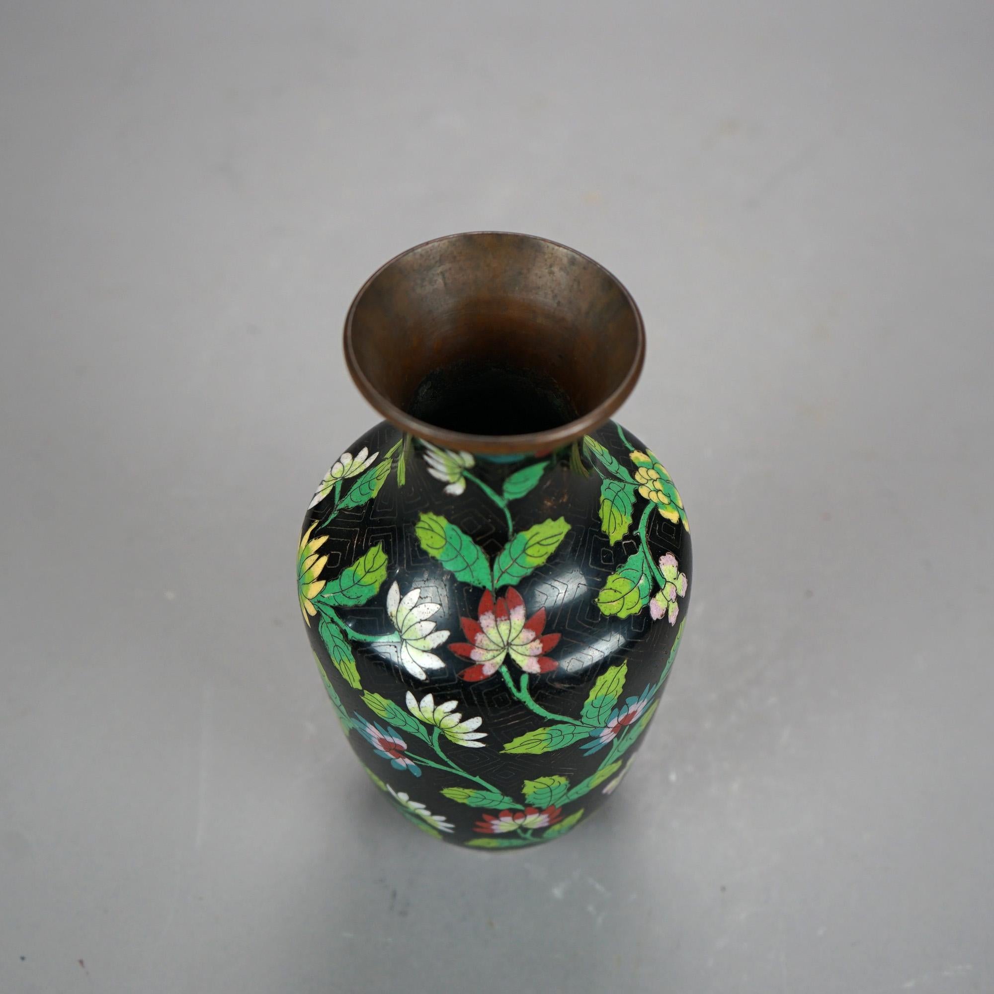 Antike chinesische emaillierte, geblümte Cloisonné-Vase, um 1920 (Metall) im Angebot