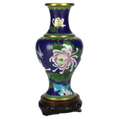 Ancien vase floral chinois émaillé cloisonné avec base en bois et pivoine, vers 1930