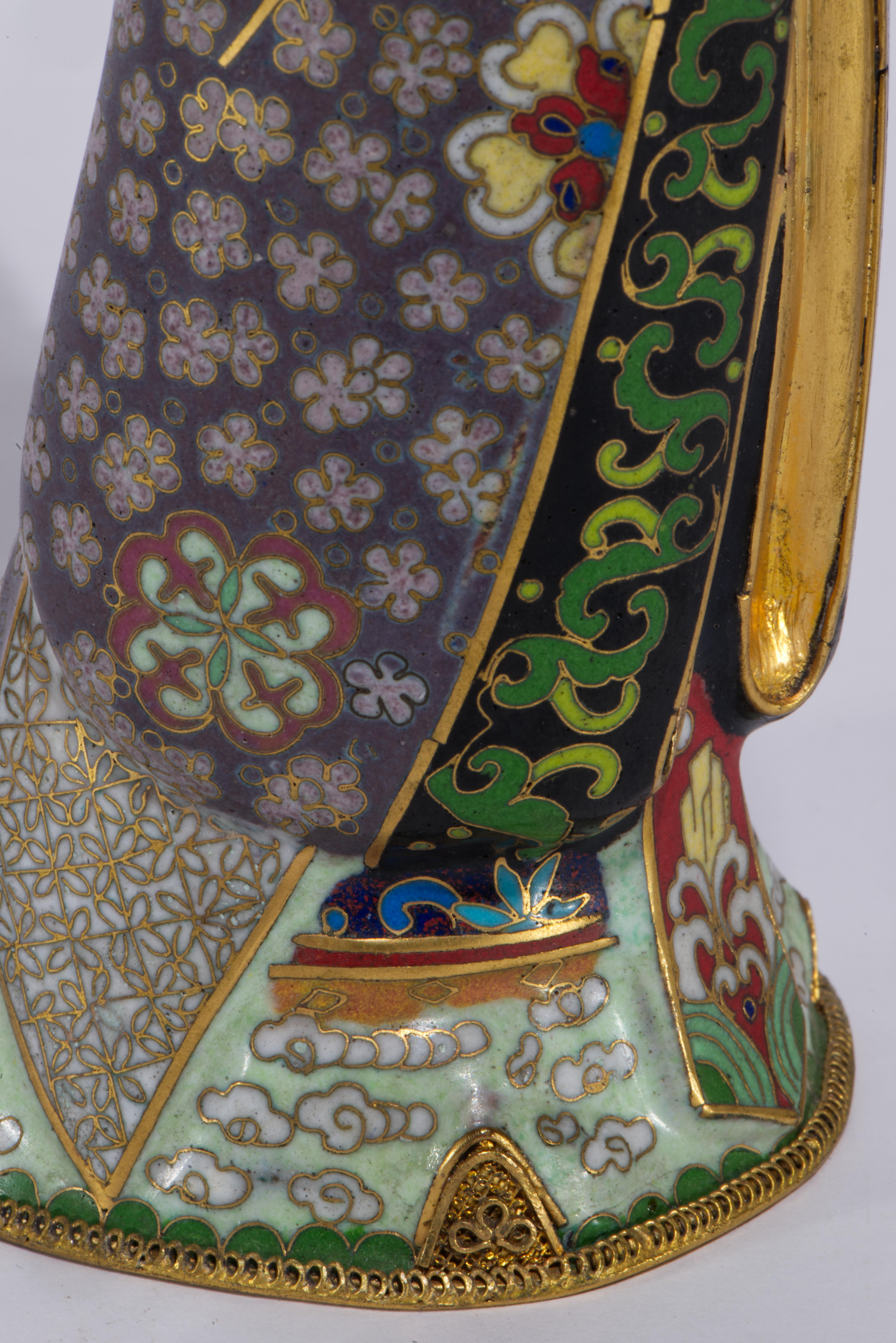 Antica scultura cinese di Guanyin smaltata a cloisonné, Strong Museum in vendita 2