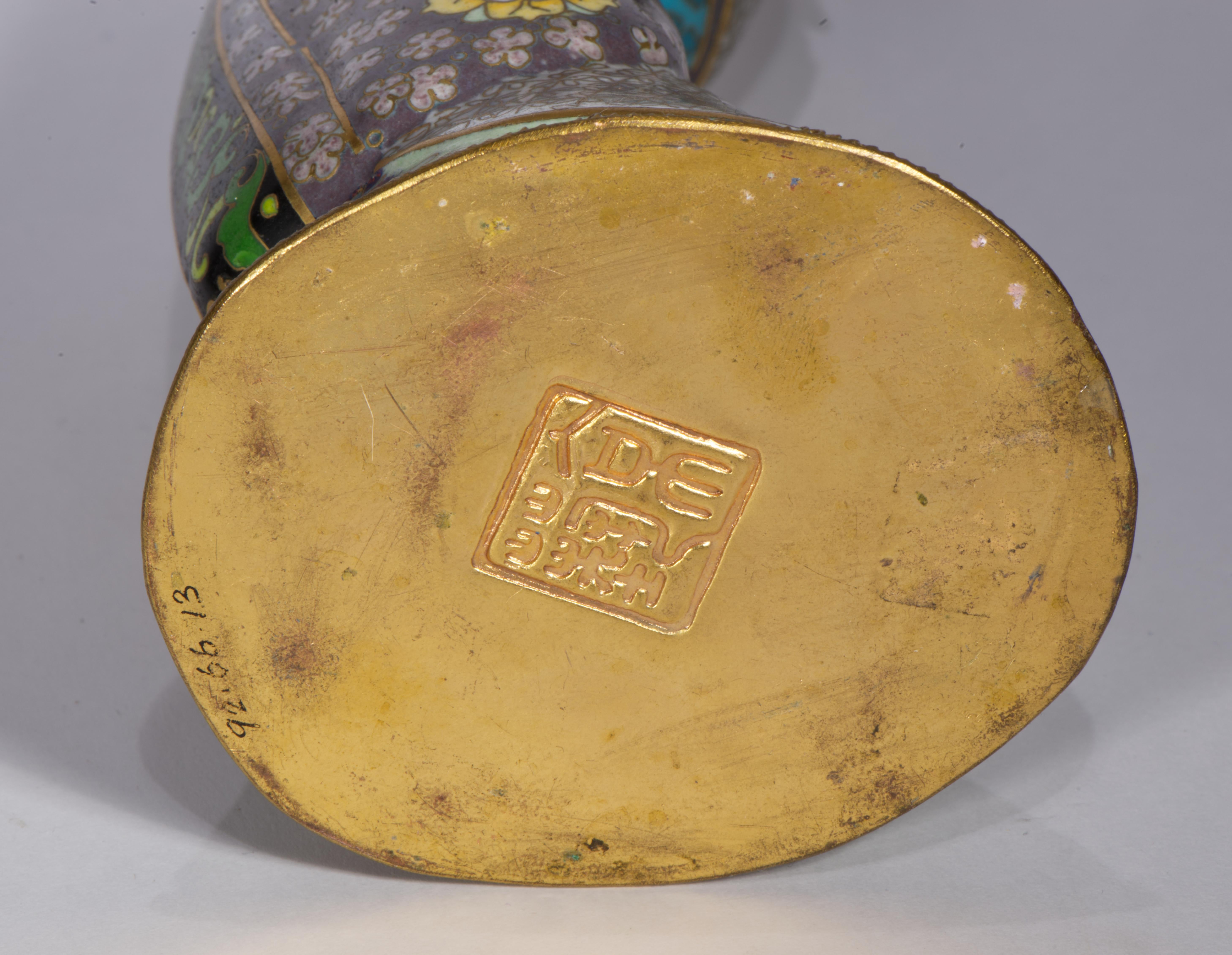 Antica scultura cinese di Guanyin smaltata a cloisonné, Strong Museum in vendita 3