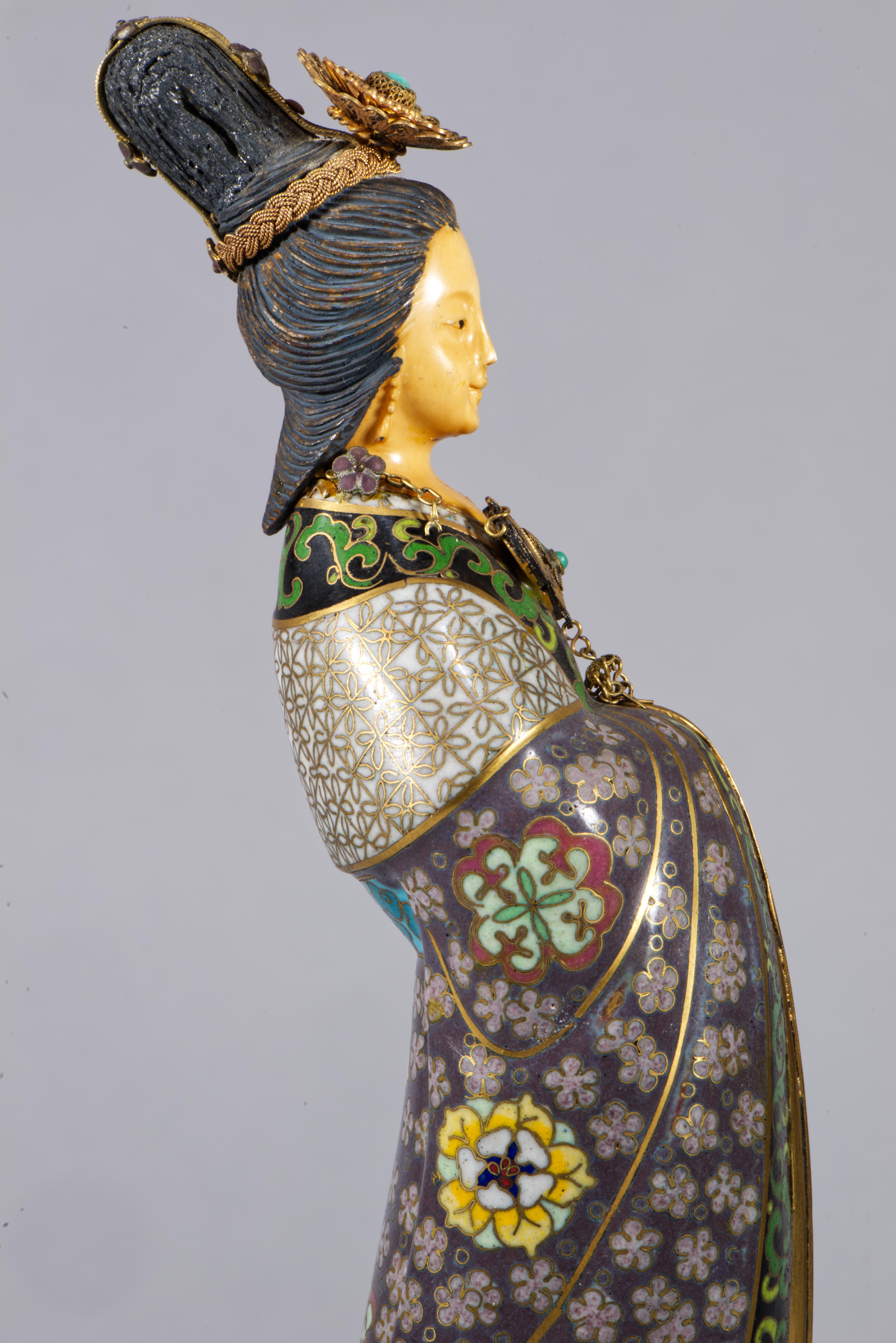Antica scultura cinese di Guanyin smaltata a cloisonné, Strong Museum in vendita 5