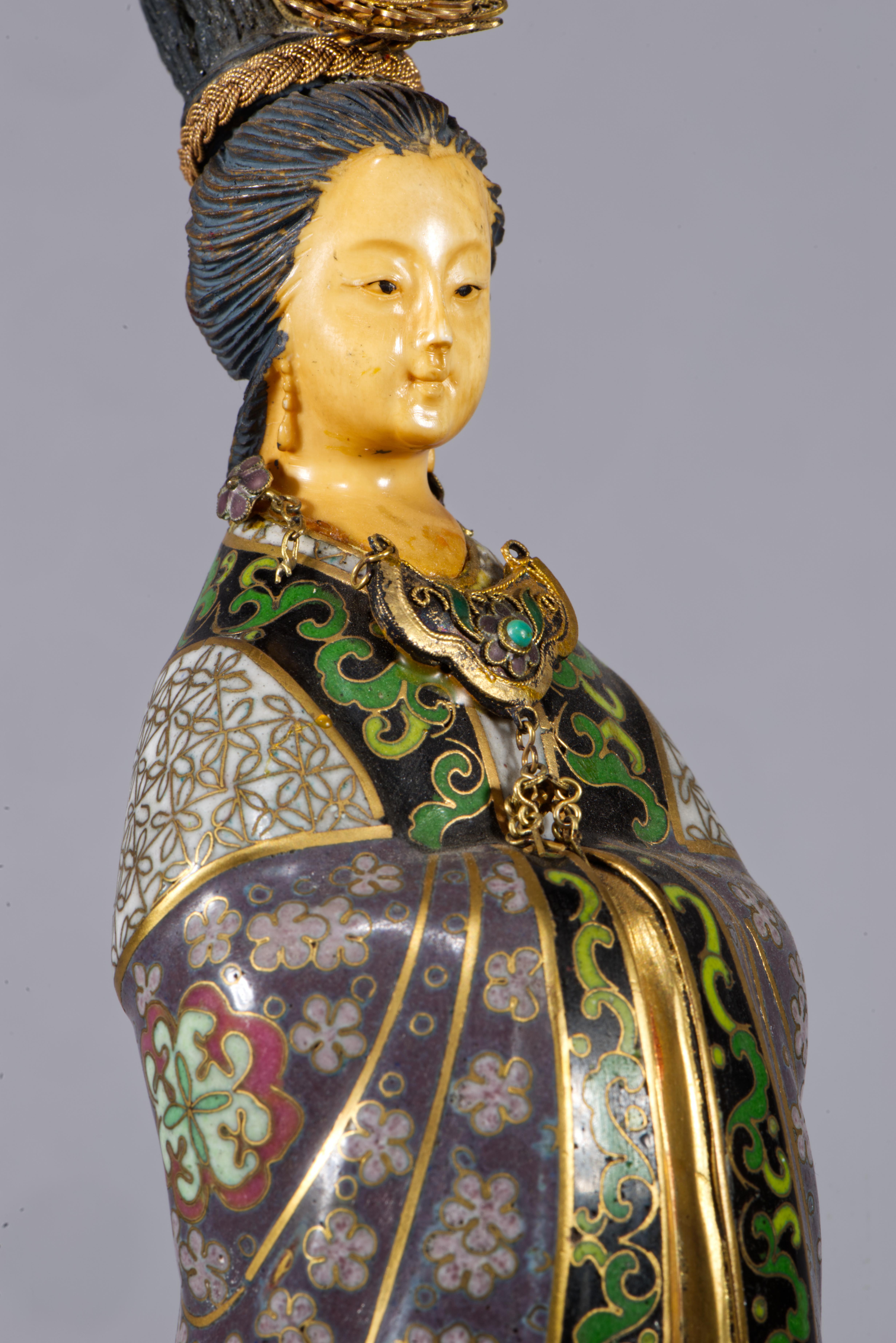 Antica scultura cinese di Guanyin smaltata a cloisonné, Strong Museum in vendita 6