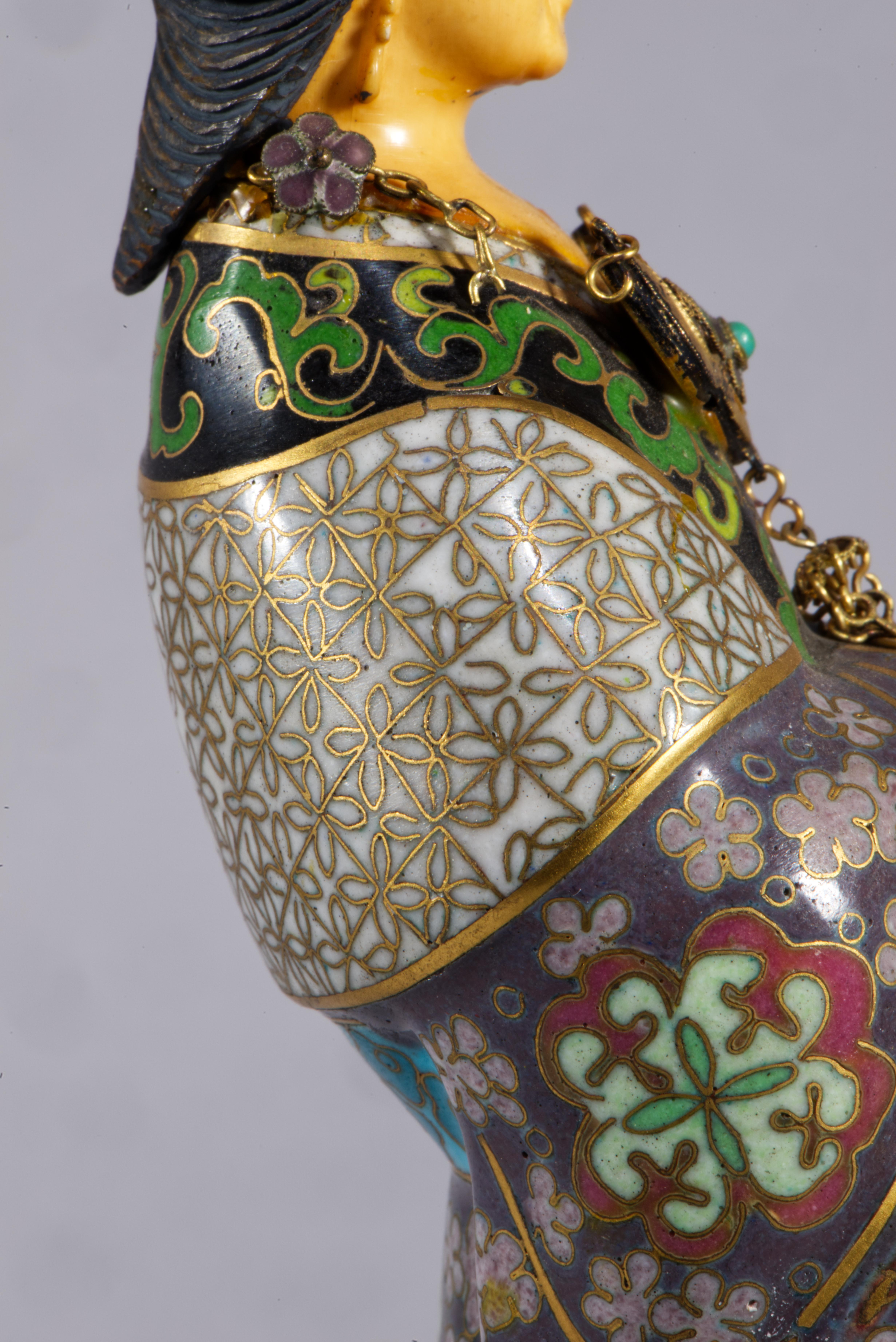 Antica scultura cinese di Guanyin smaltata a cloisonné, Strong Museum in vendita 7