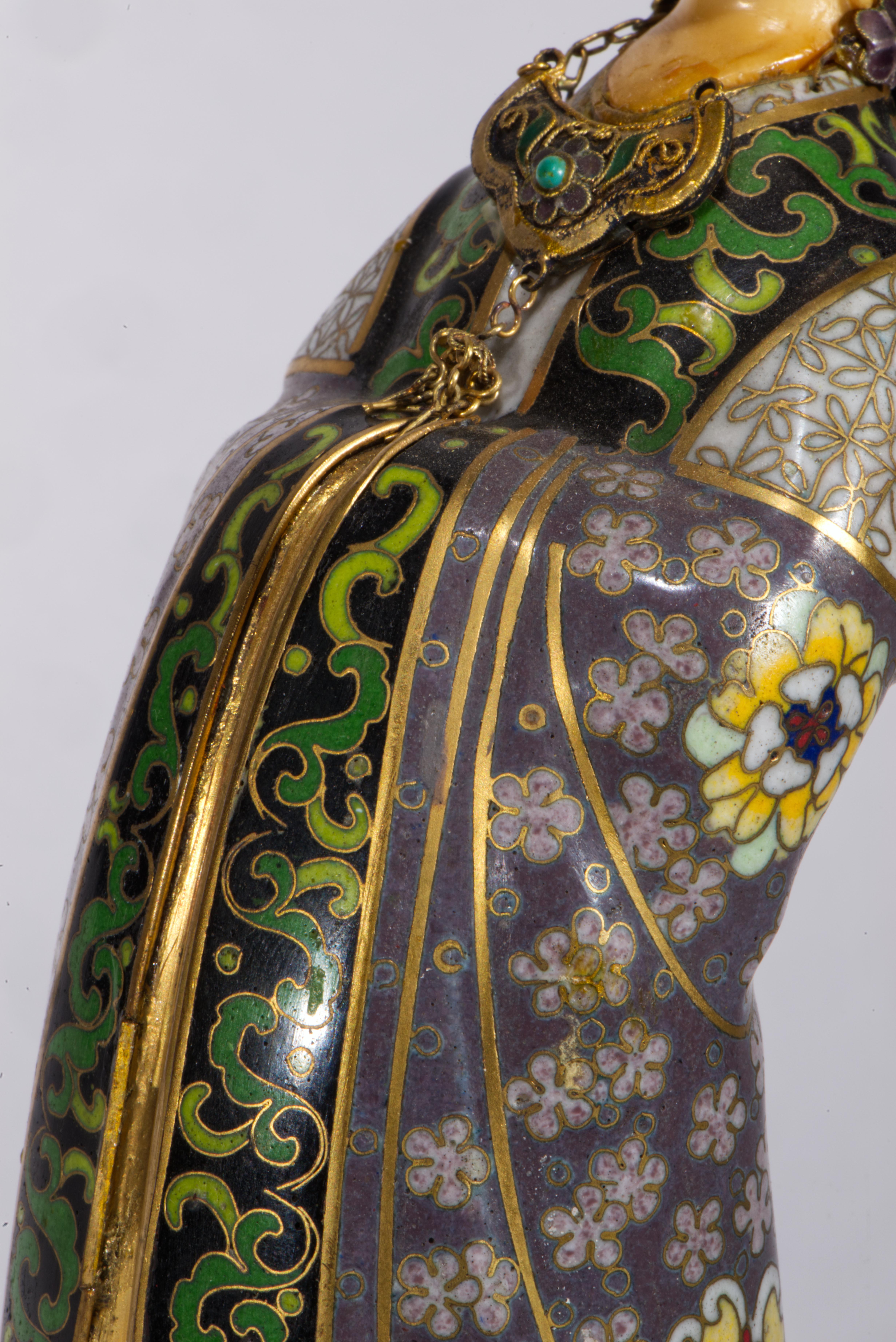 Antica scultura cinese di Guanyin smaltata a cloisonné, Strong Museum in vendita 8