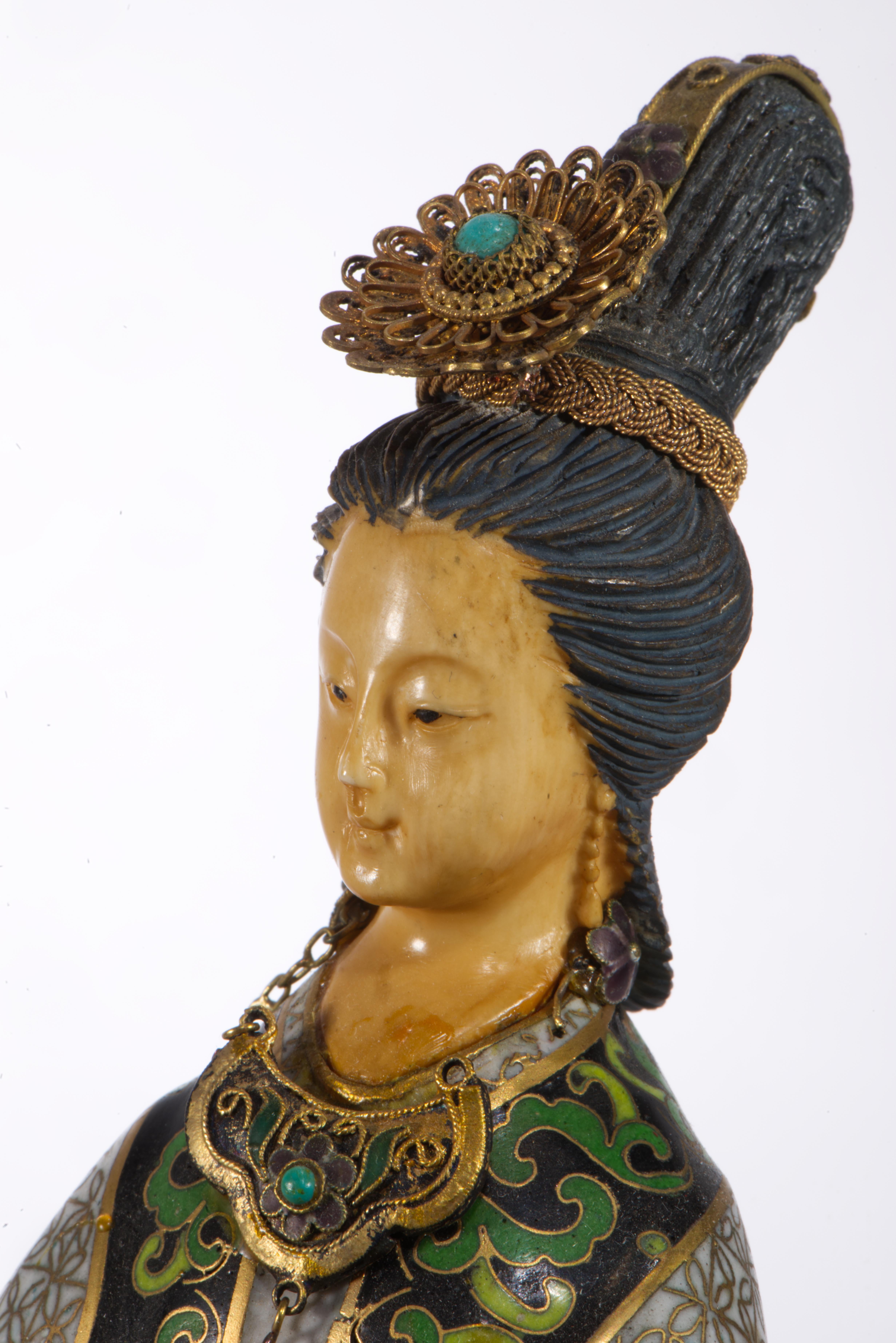 Esportazione cinese Antica scultura cinese di Guanyin smaltata a cloisonné, Strong Museum in vendita