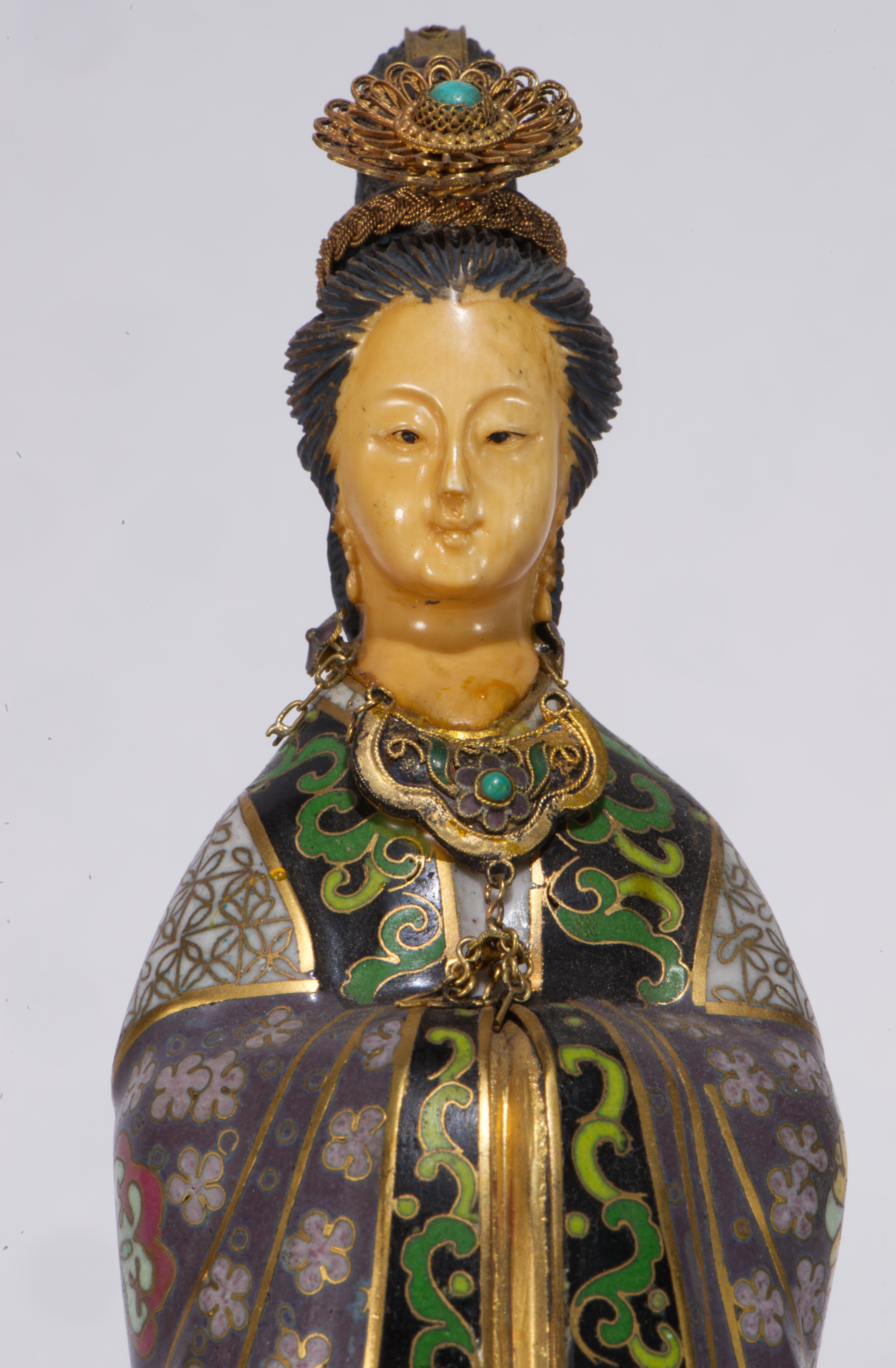 Cinese Antica scultura cinese di Guanyin smaltata a cloisonné, Strong Museum in vendita