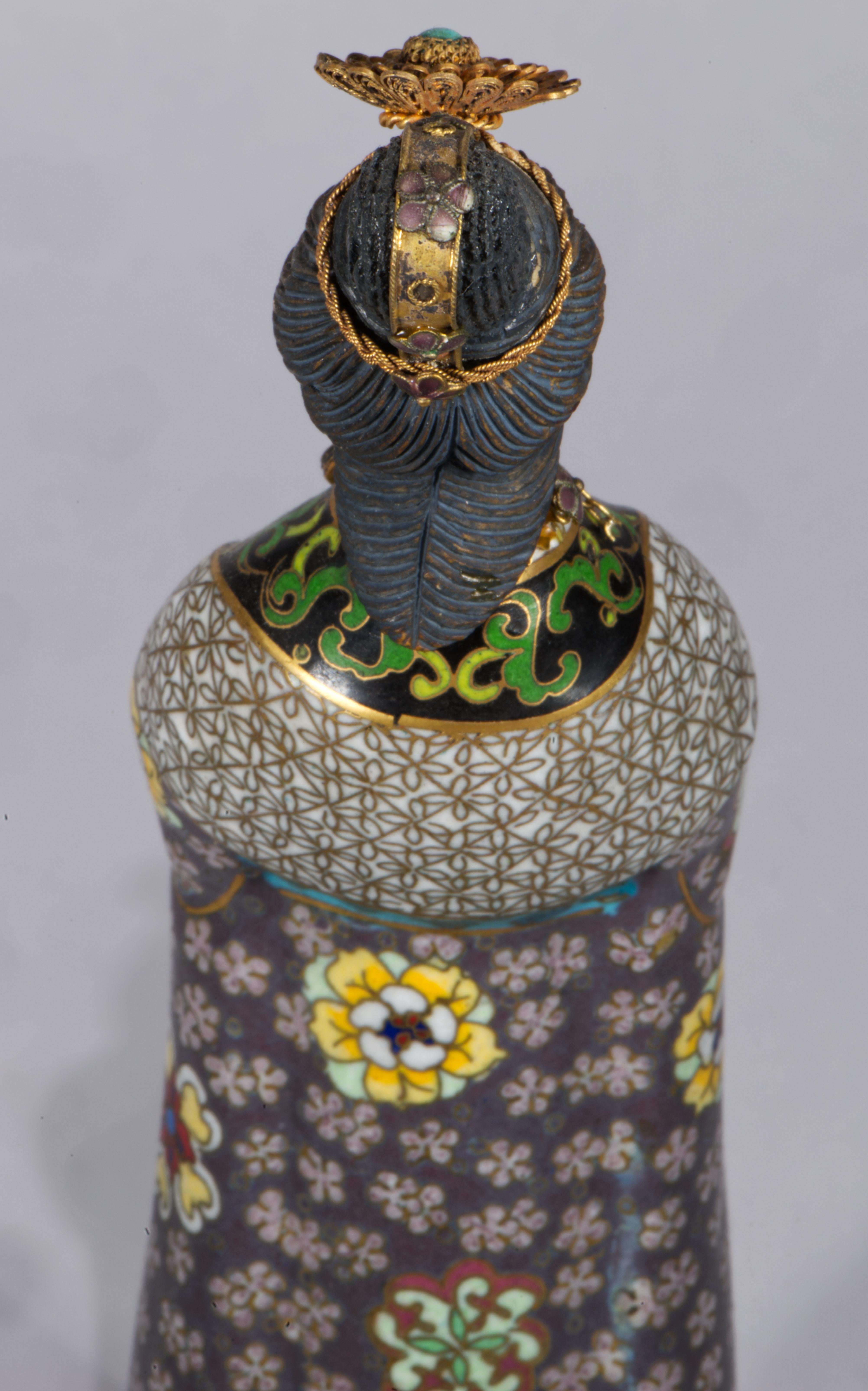 Smaltato Antica scultura cinese di Guanyin smaltata a cloisonné, Strong Museum in vendita