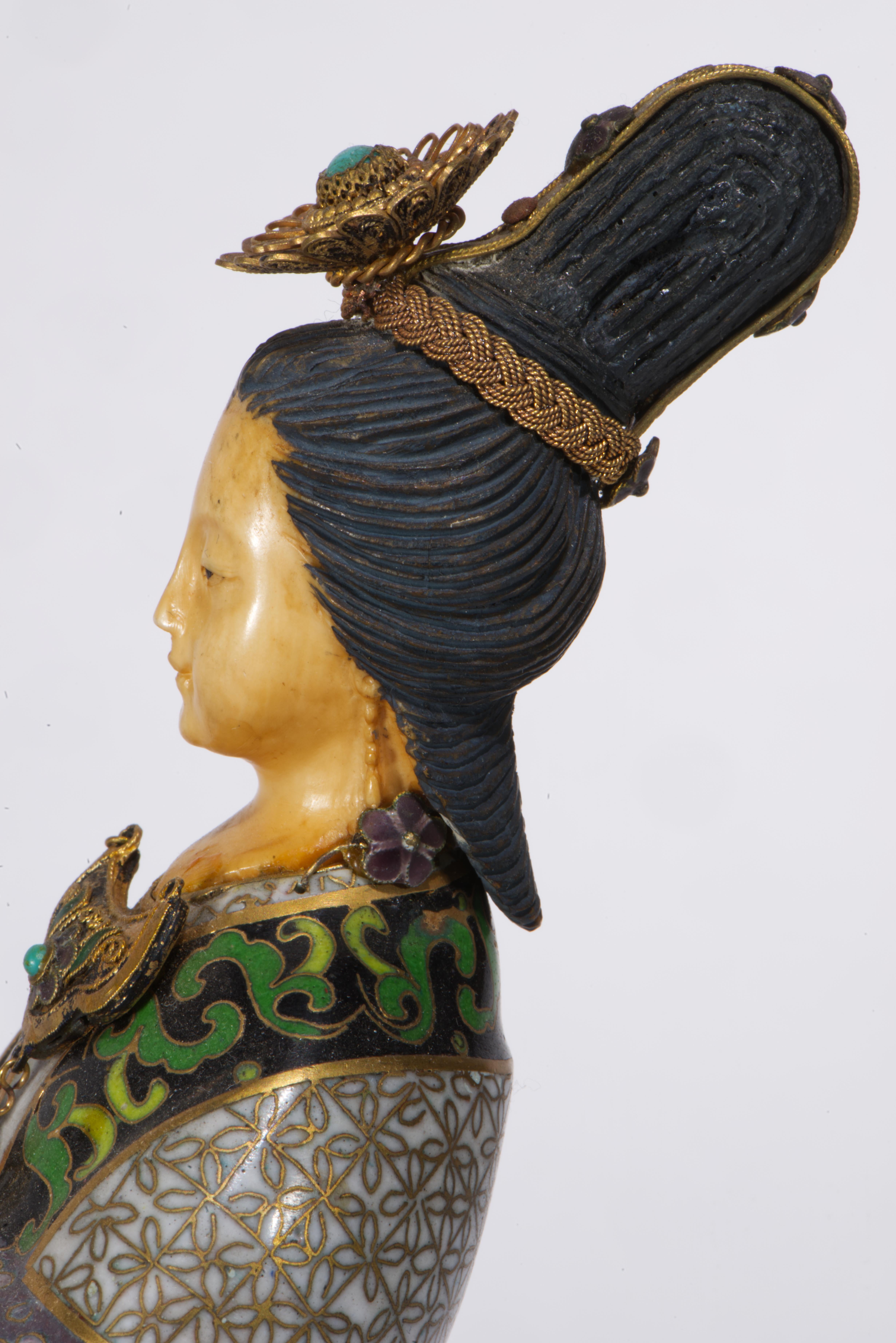 Antica scultura cinese di Guanyin smaltata a cloisonné, Strong Museum In condizioni buone in vendita a Clifton Springs, NY