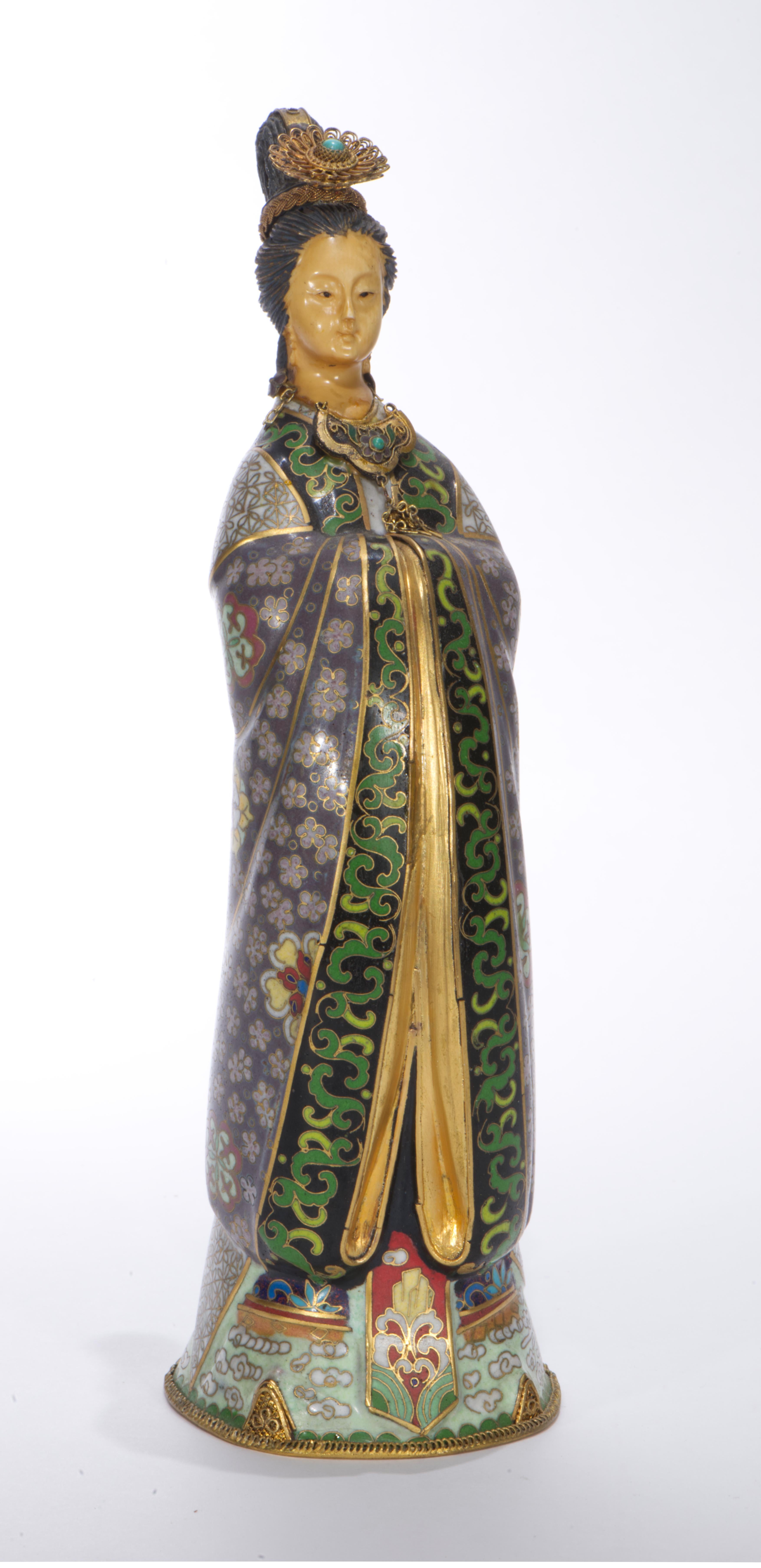 XIX secolo Antica scultura cinese di Guanyin smaltata a cloisonné, Strong Museum in vendita