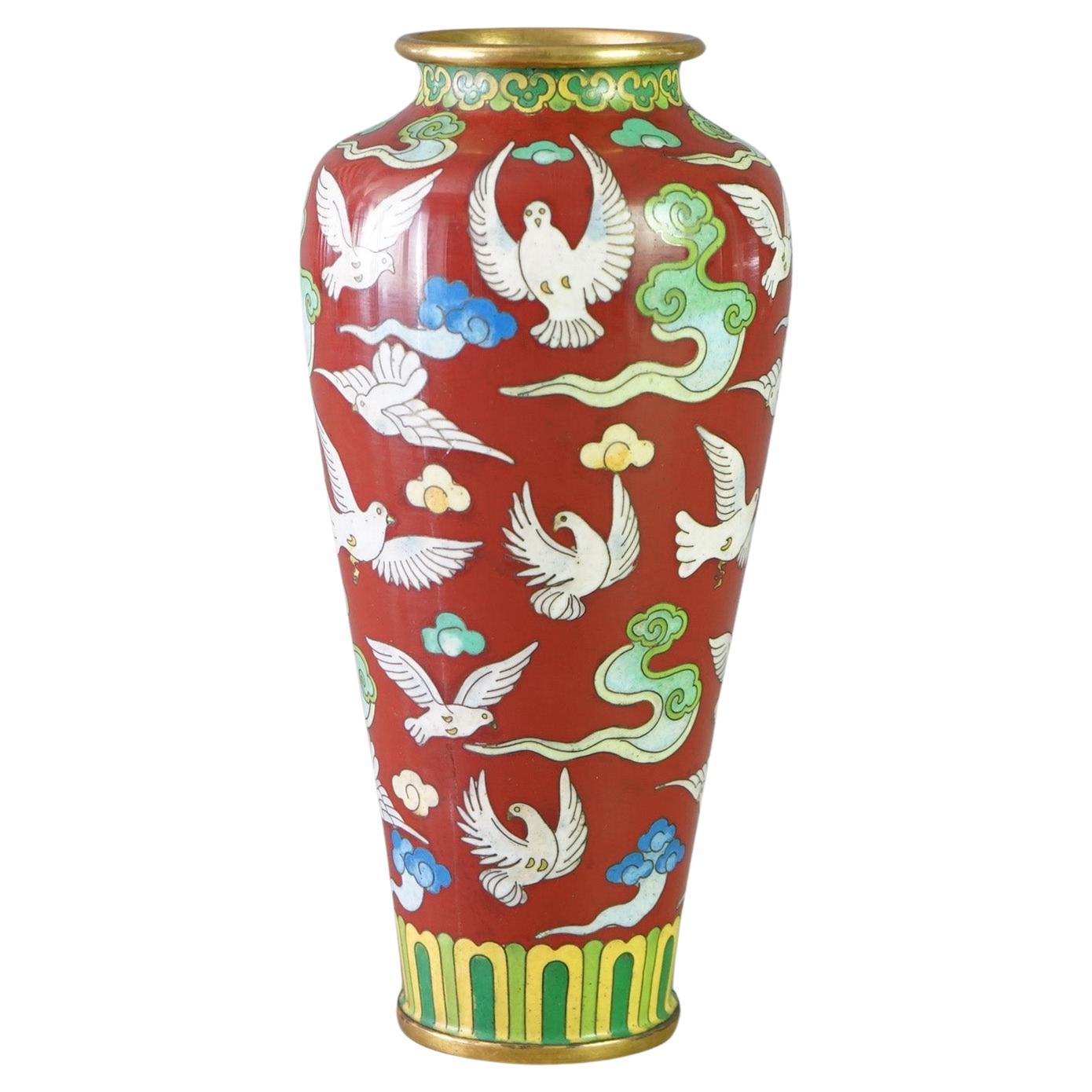 Antike chinesische emaillierte Cloisonné-Vase mit Tauben, um 1920