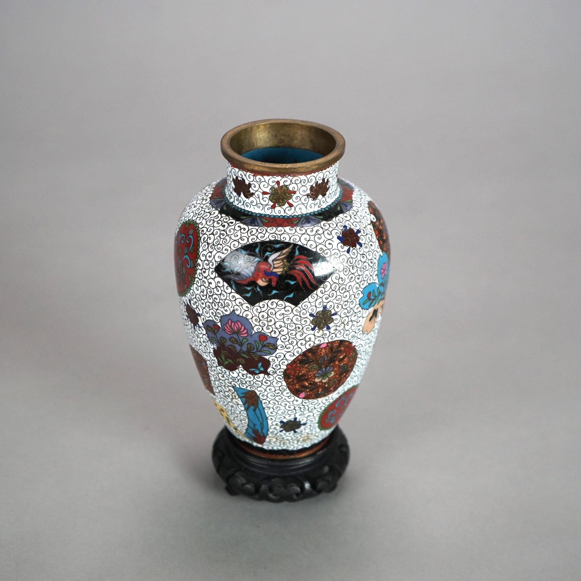 Antiguo Jarrón Chino de Cloisonné Floral Esmaltado sobre Base de Madera Dura C1920 Asiático