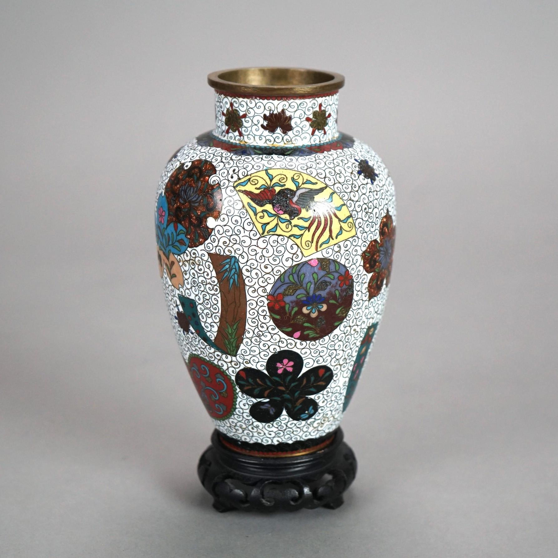 Antiguo Jarrón Chino de Cloisonné Floral Esmaltado sobre Base de Madera Dura C1920 Tallado