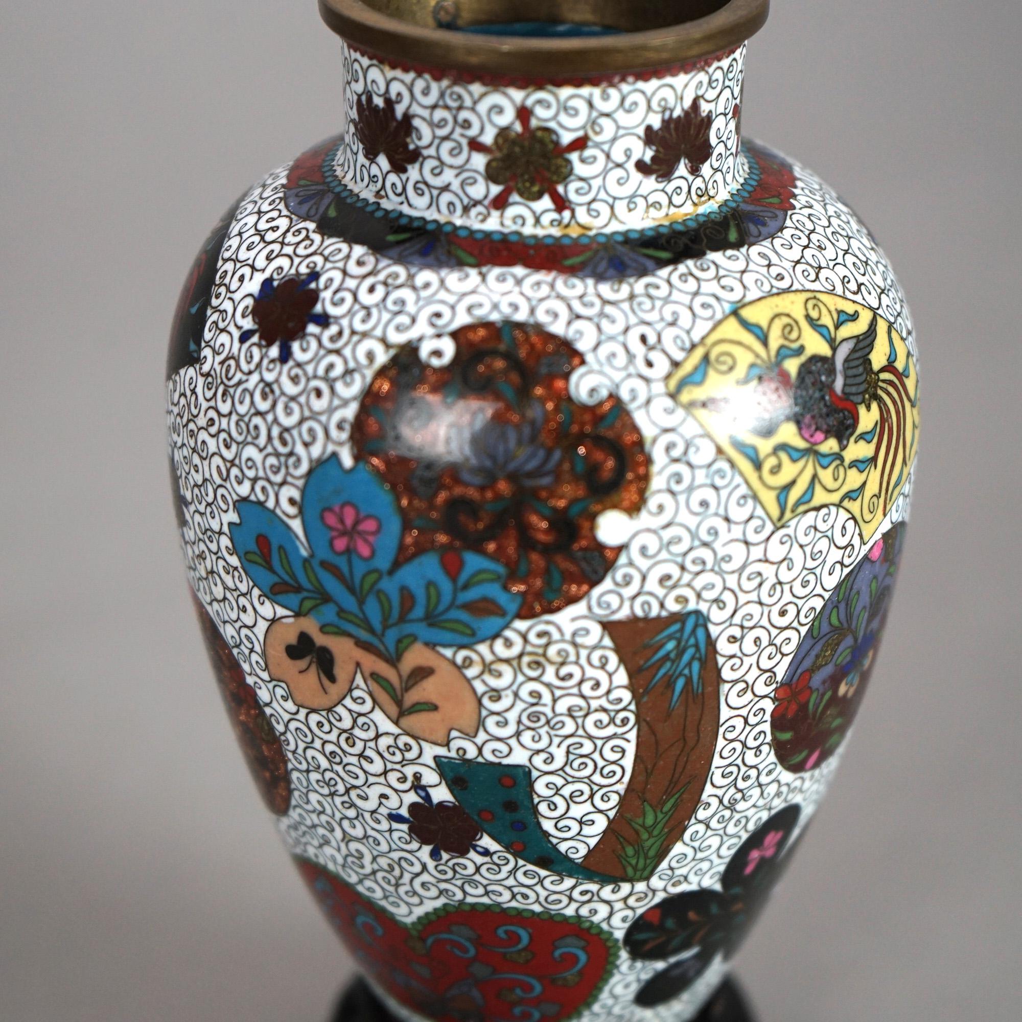 Antiguo Jarrón Chino de Cloisonné Floral Esmaltado sobre Base de Madera Dura C1920 en Bueno Estado en Big Flats, NY