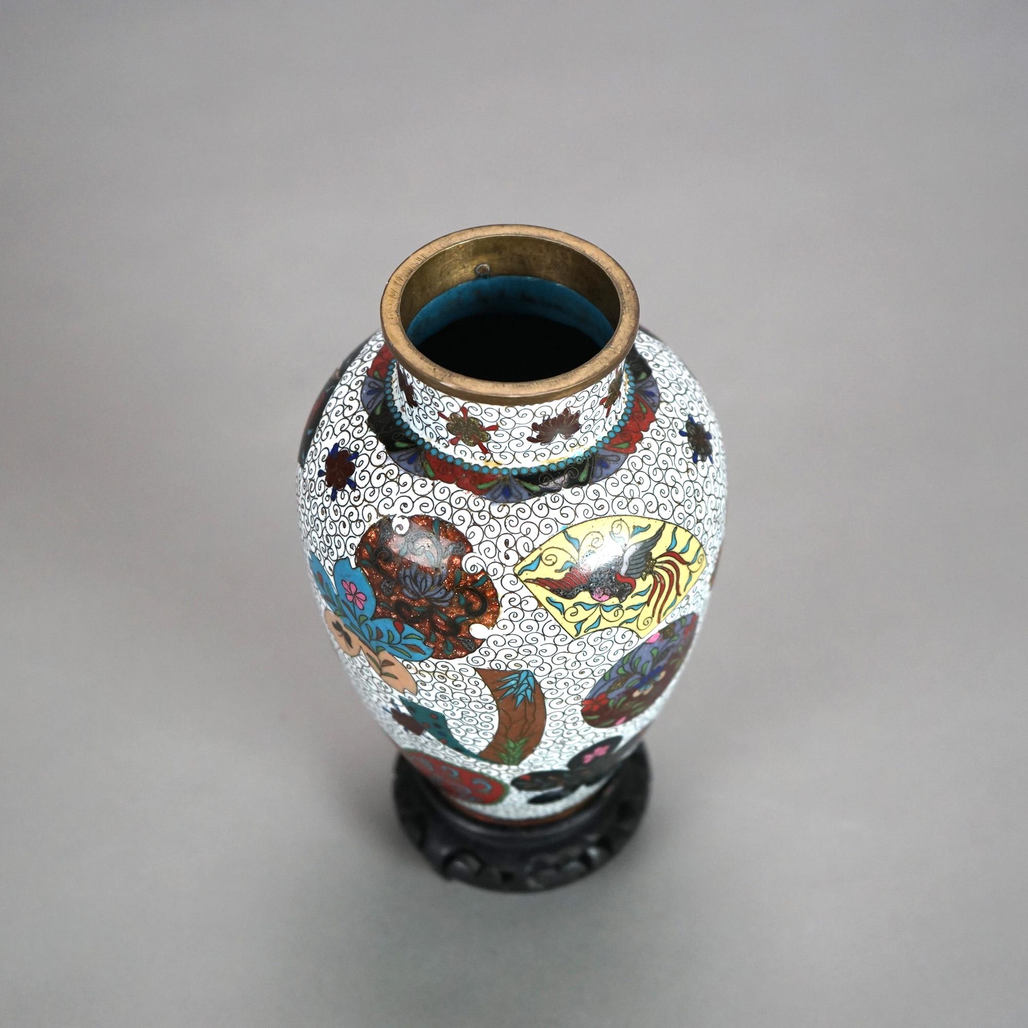 Antiguo Jarrón Chino de Cloisonné Floral Esmaltado sobre Base de Madera Dura C1920 siglo XX