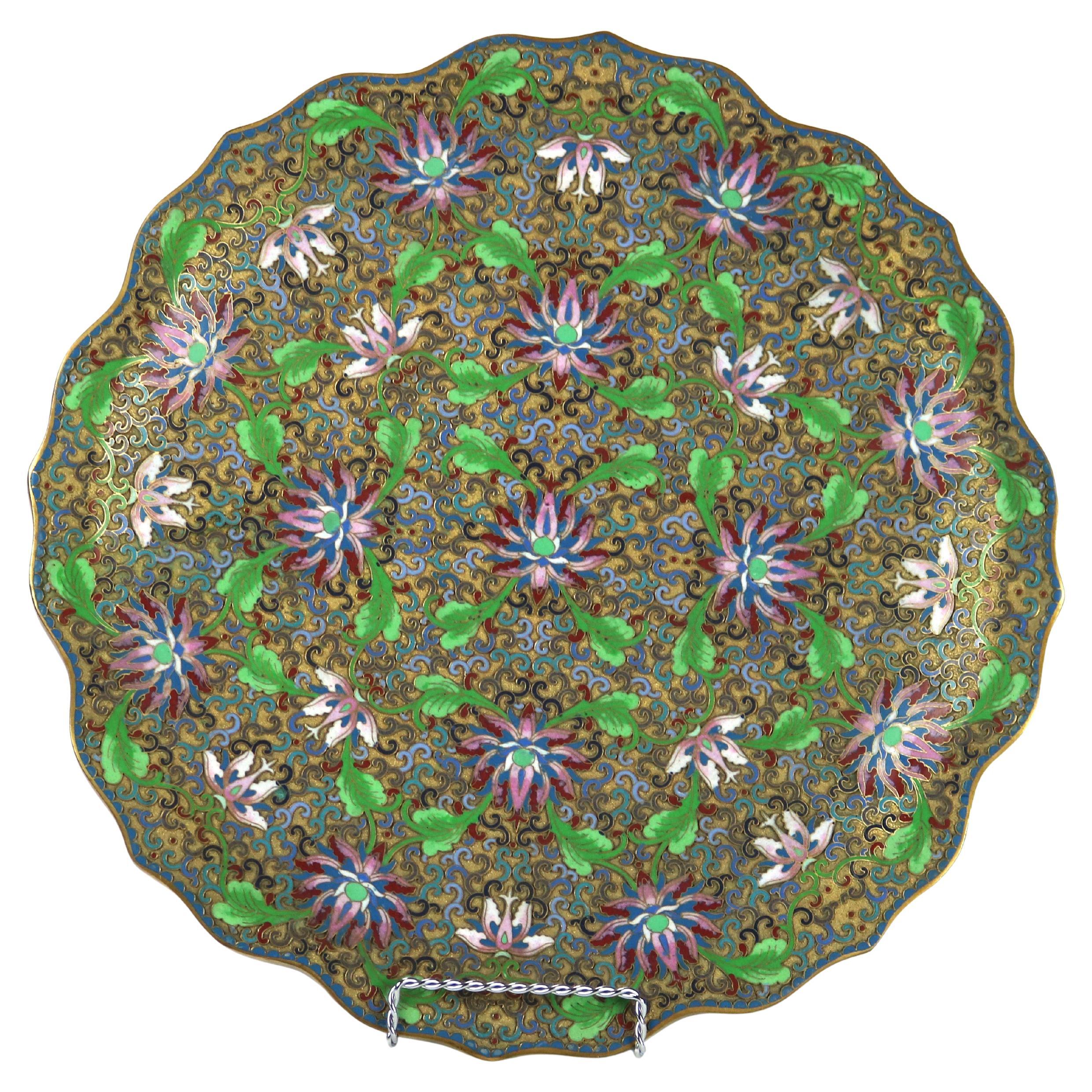 Antiguo Cargador Floral Reticulado y Borde Festoneado de Cloisonné Chino c1920