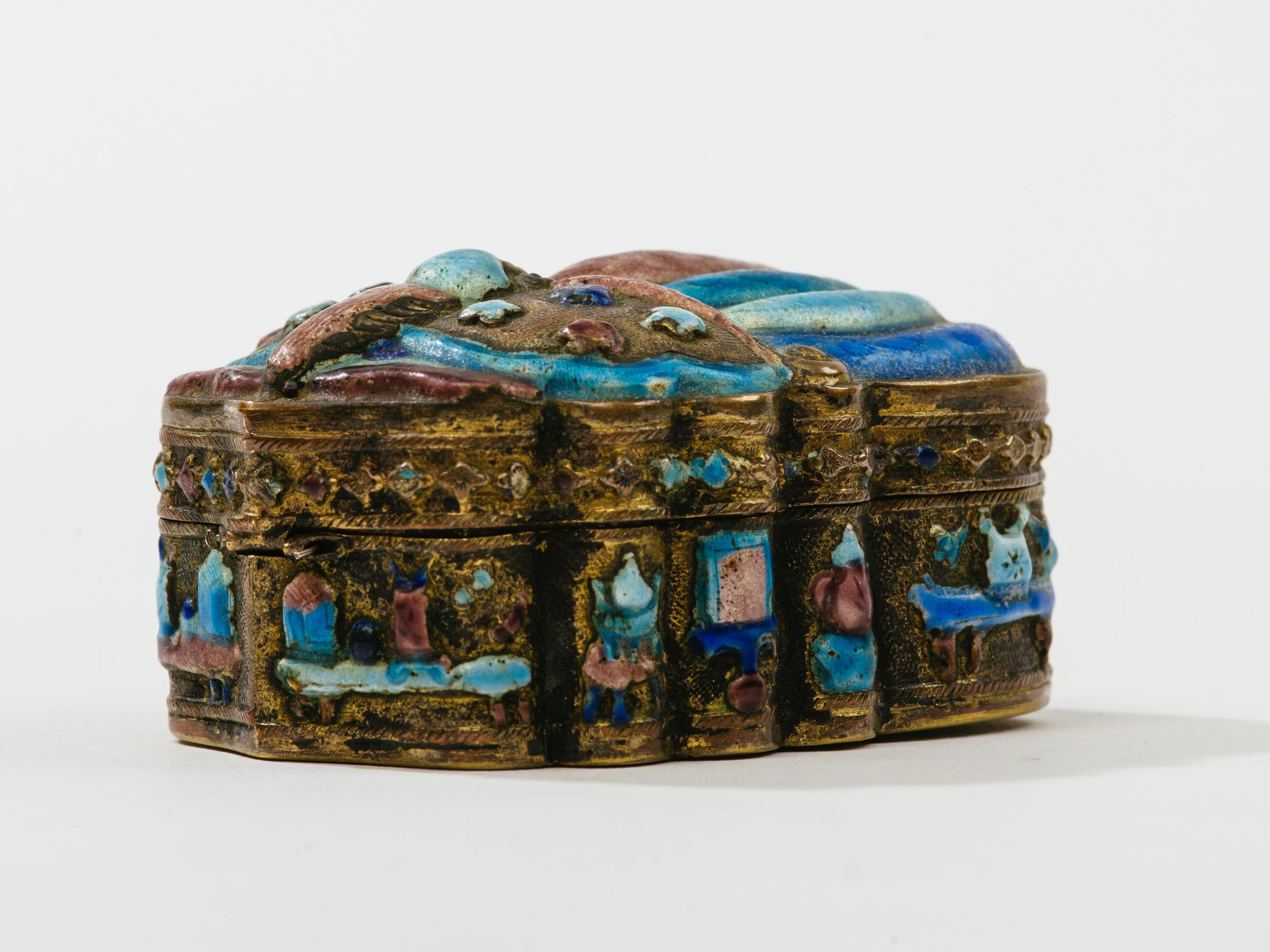 Antique Chinese Champlevé Enamel Scarab Jewelry Box In Good Condition For Sale In New York, NY