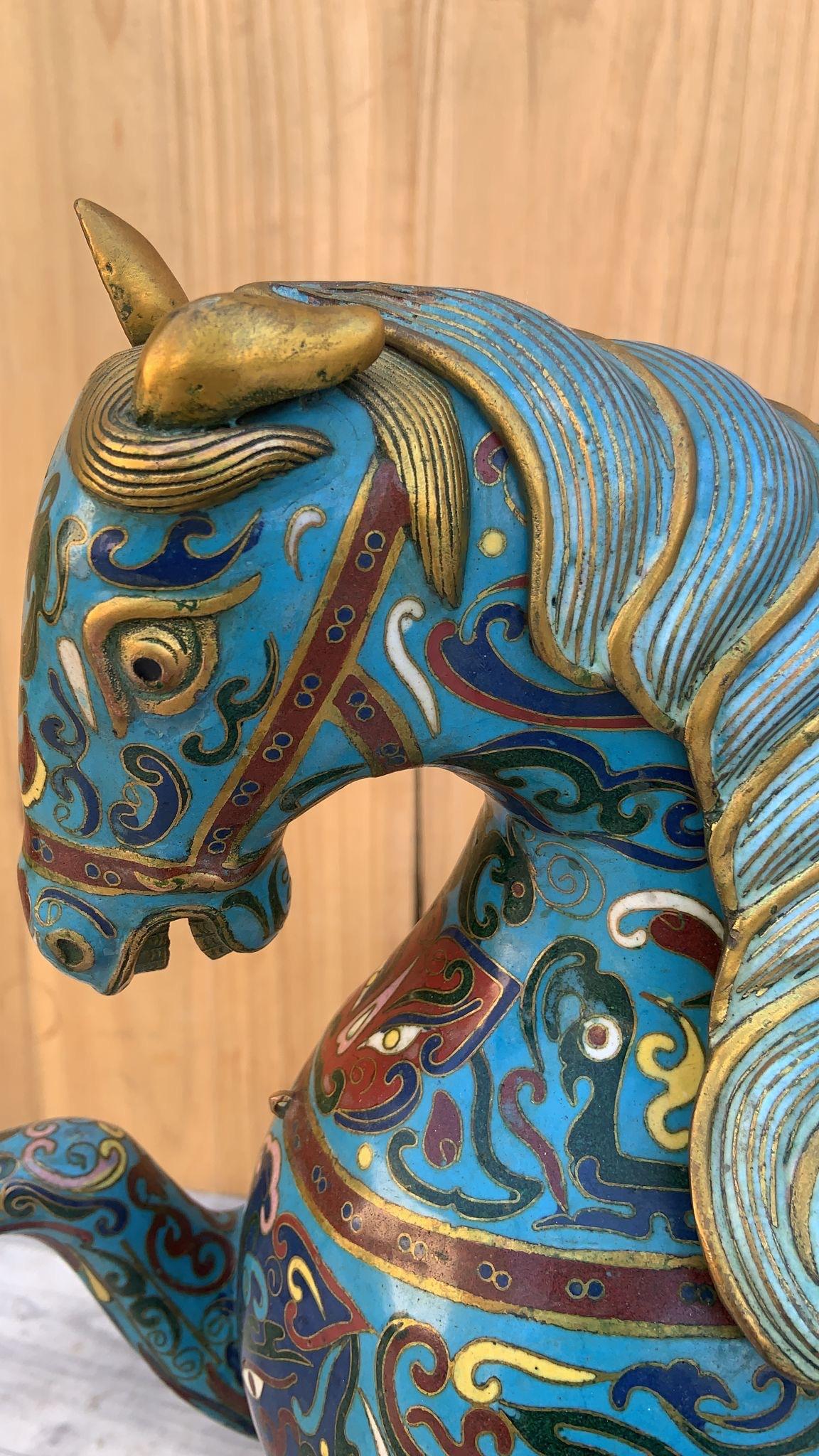 Vintage Chinese Cloisonné War Horse Skulpturen auf Mahagoni Basis - Paar im Angebot 3