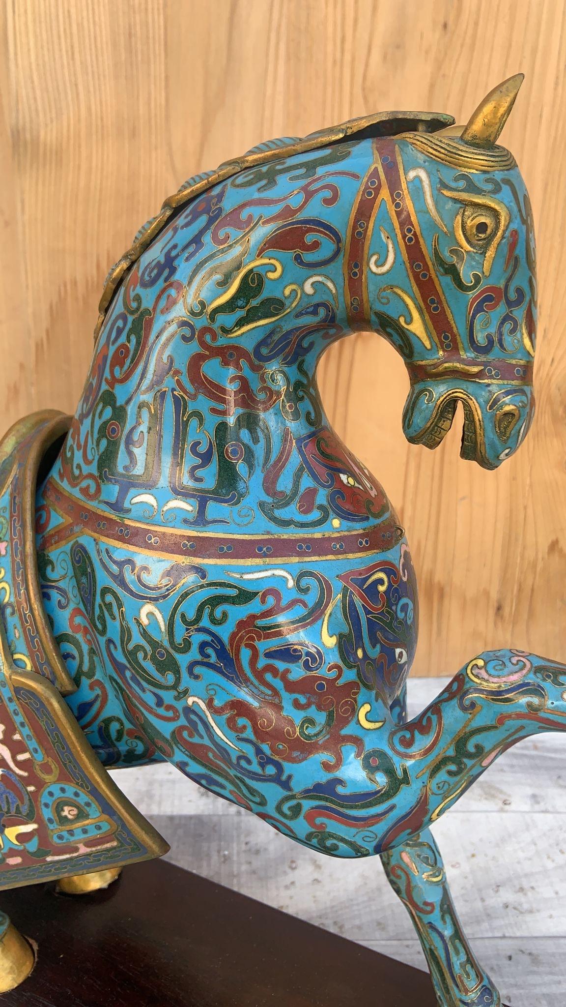 Vintage Chinese Cloisonné War Horse Skulpturen auf Mahagoni Basis - Paar im Angebot 5