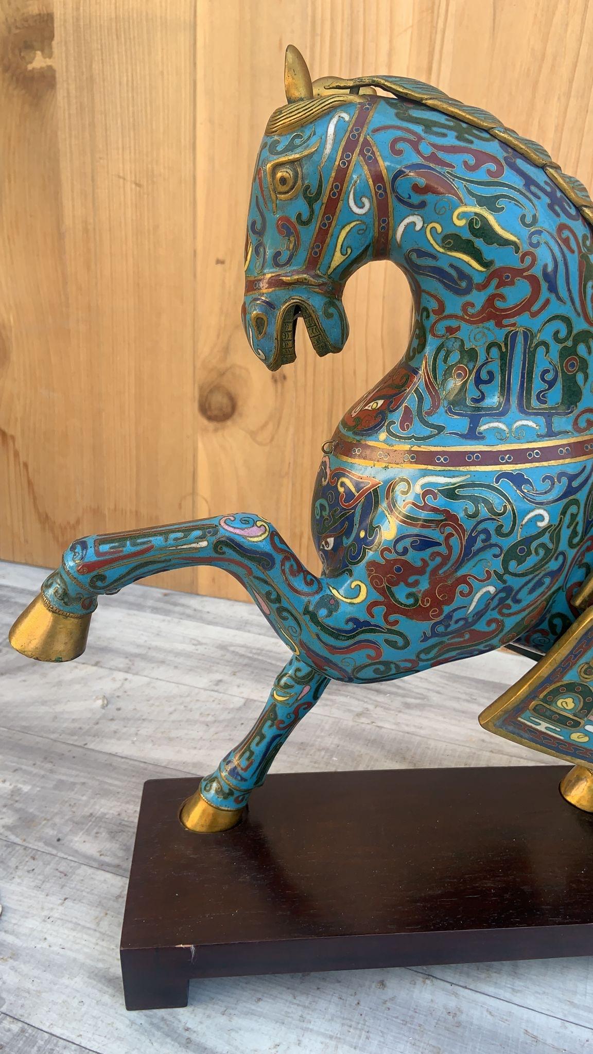 Vintage Chinese Cloisonné War Horse Skulpturen auf Mahagoni Basis - Paar im Angebot 6