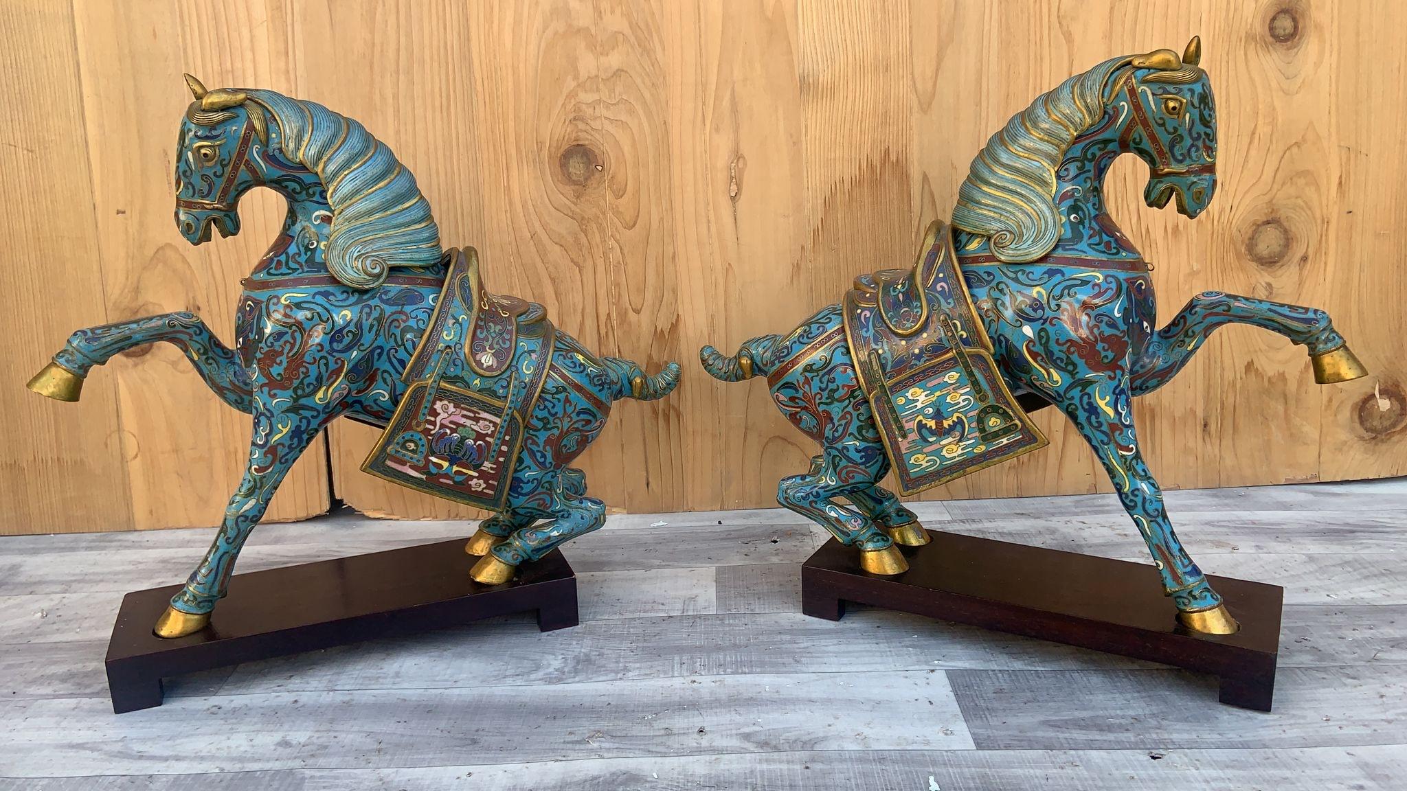 Vintage Chinese Cloisonné War Horse Skulpturen auf Mahagoni Basis - Paar 

Exquisiter Satz von 2 chinesischen Cloisonne'-Kriegspferdeskulpturen auf Mahagonisockeln. Jede Pferdeskulptur ist von beträchtlicher Größe in der Haltung des Kriegspferdes