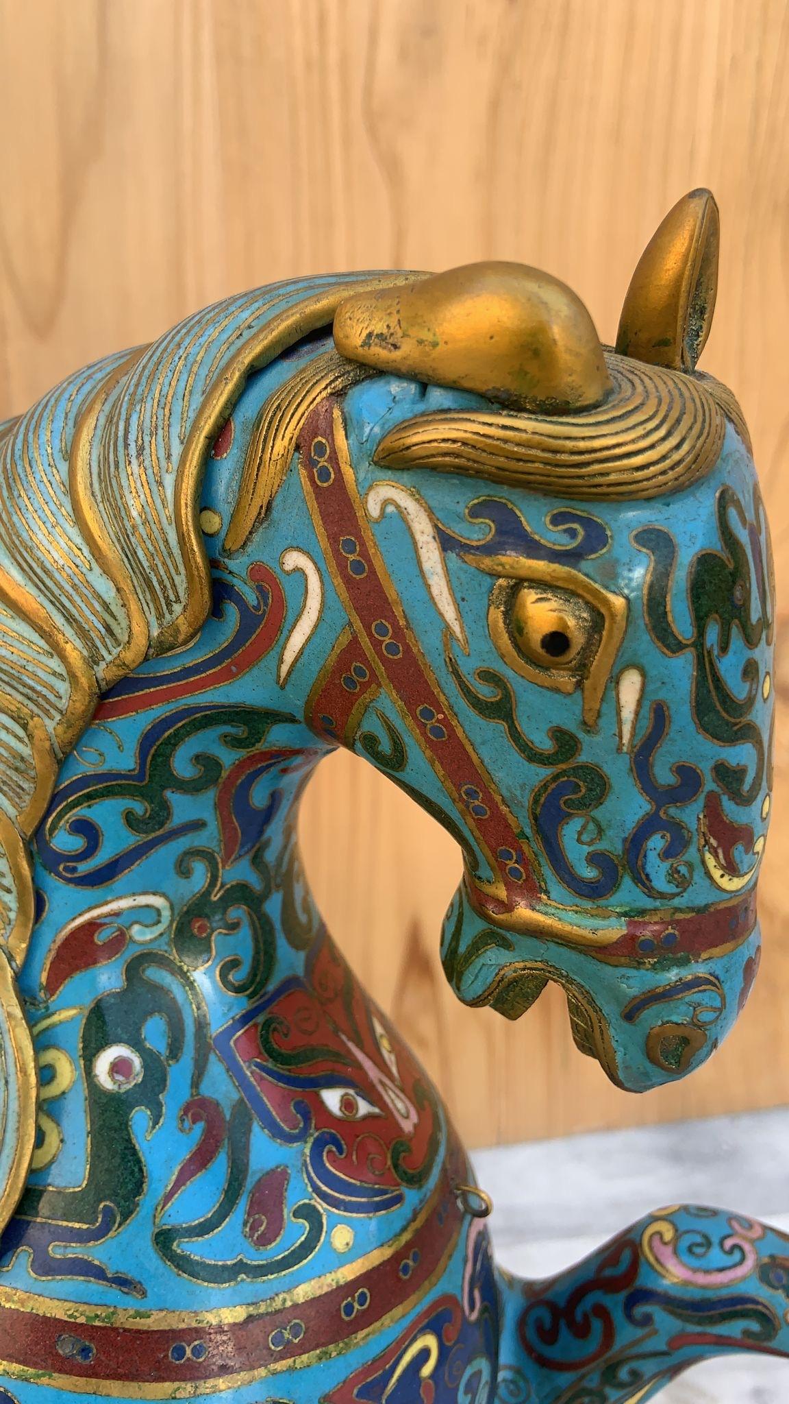 Vintage Chinese Cloisonné War Horse Skulpturen auf Mahagoni Basis - Paar (Handgefertigt) im Angebot