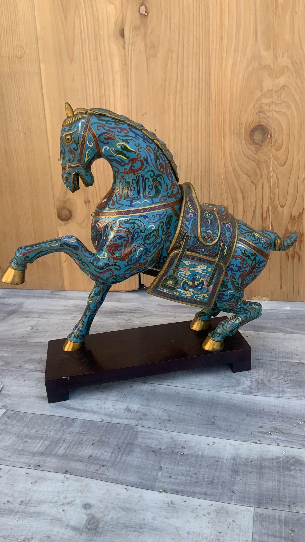 Vintage Chinese Cloisonné War Horse Skulpturen auf Mahagoni Basis - Paar im Zustand „Gut“ im Angebot in Chicago, IL