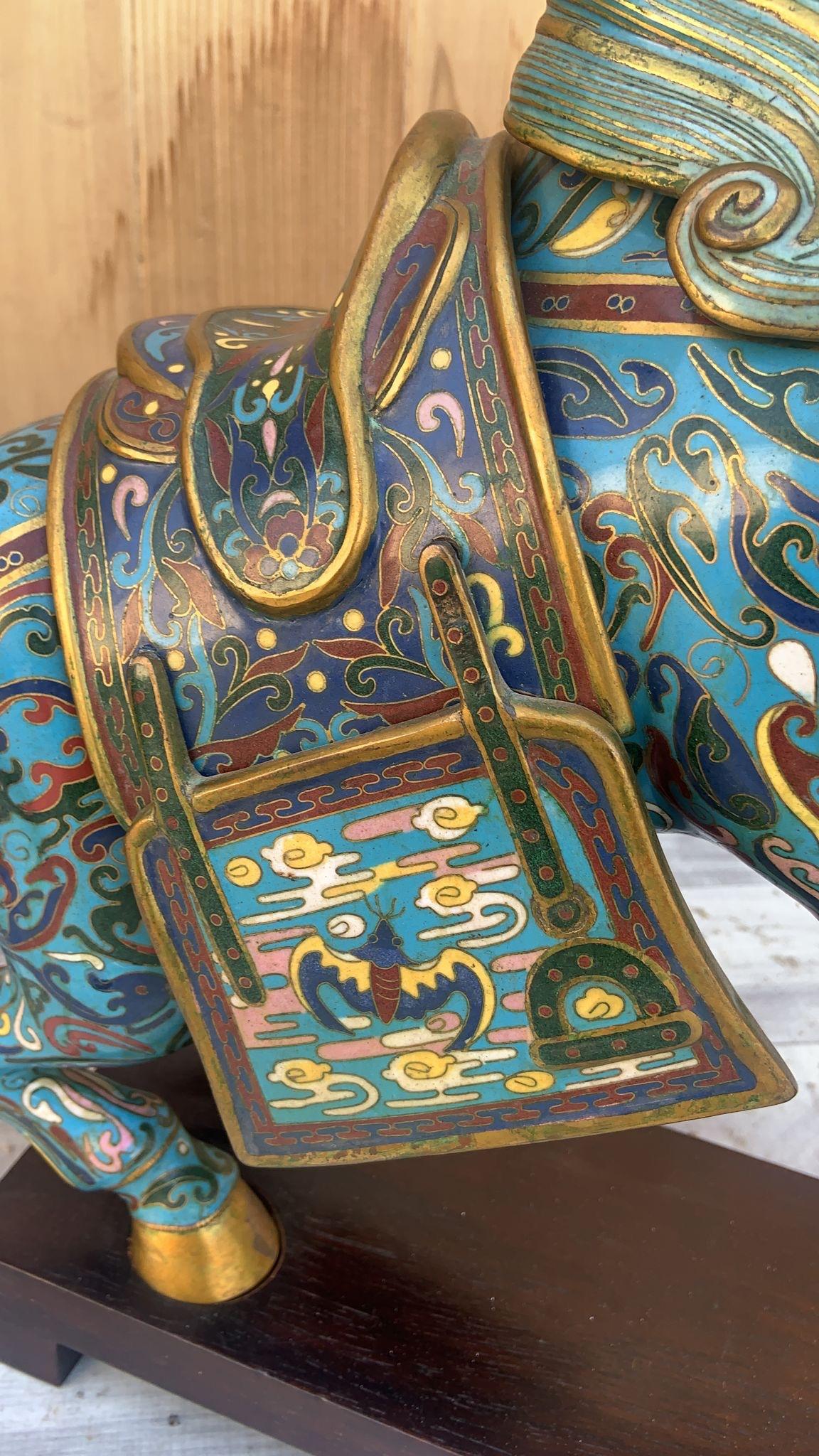 Vintage Chinese Cloisonné War Horse Skulpturen auf Mahagoni Basis - Paar (Messing) im Angebot