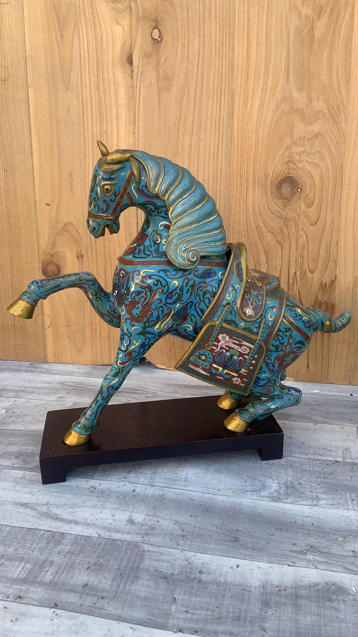 Vintage Chinese Cloisonné War Horse Skulpturen auf Mahagoni Basis - Paar im Angebot 1