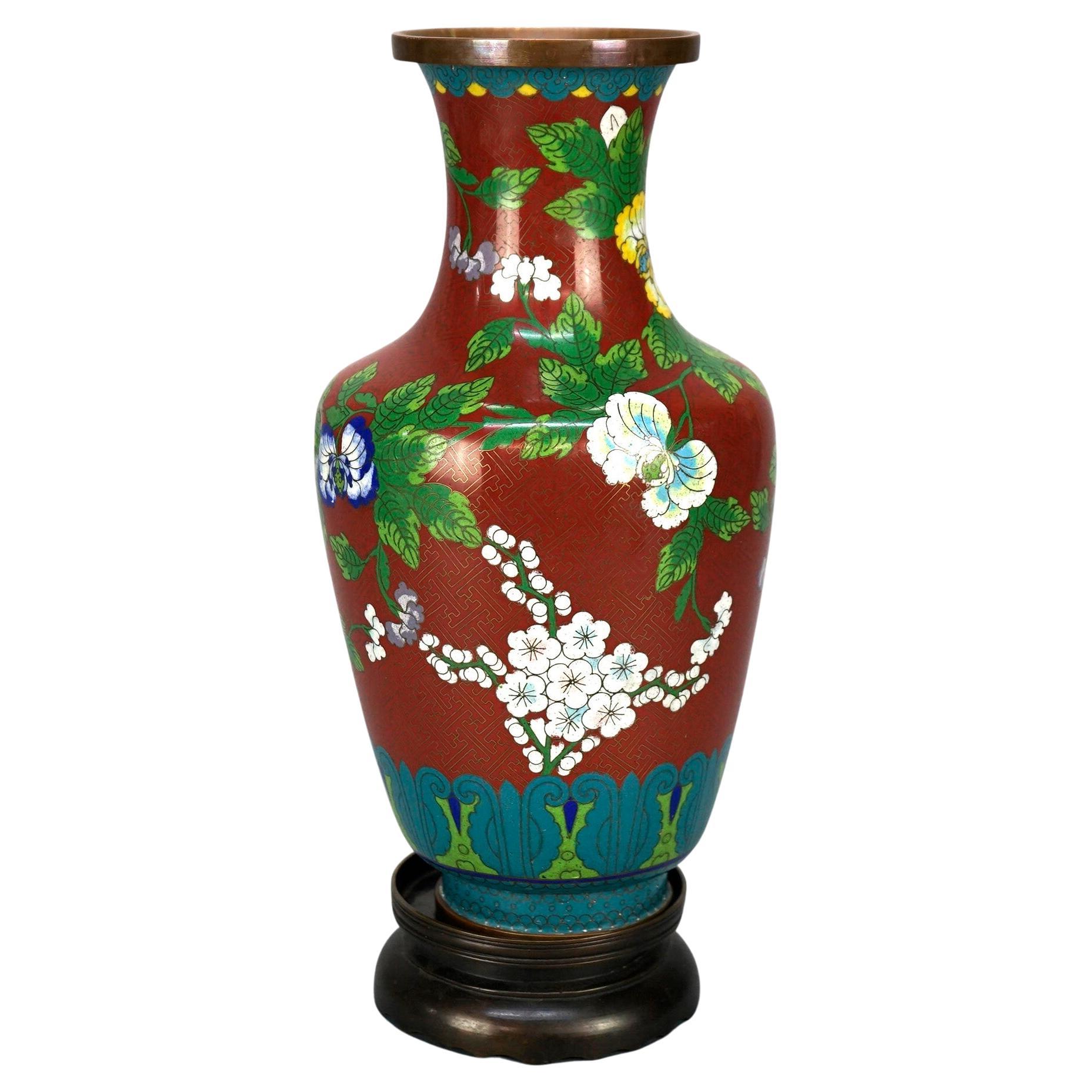 Ancien vase chinois Cloissone émaillé avec base en bronze, sur le thème du jardin, vers 1900