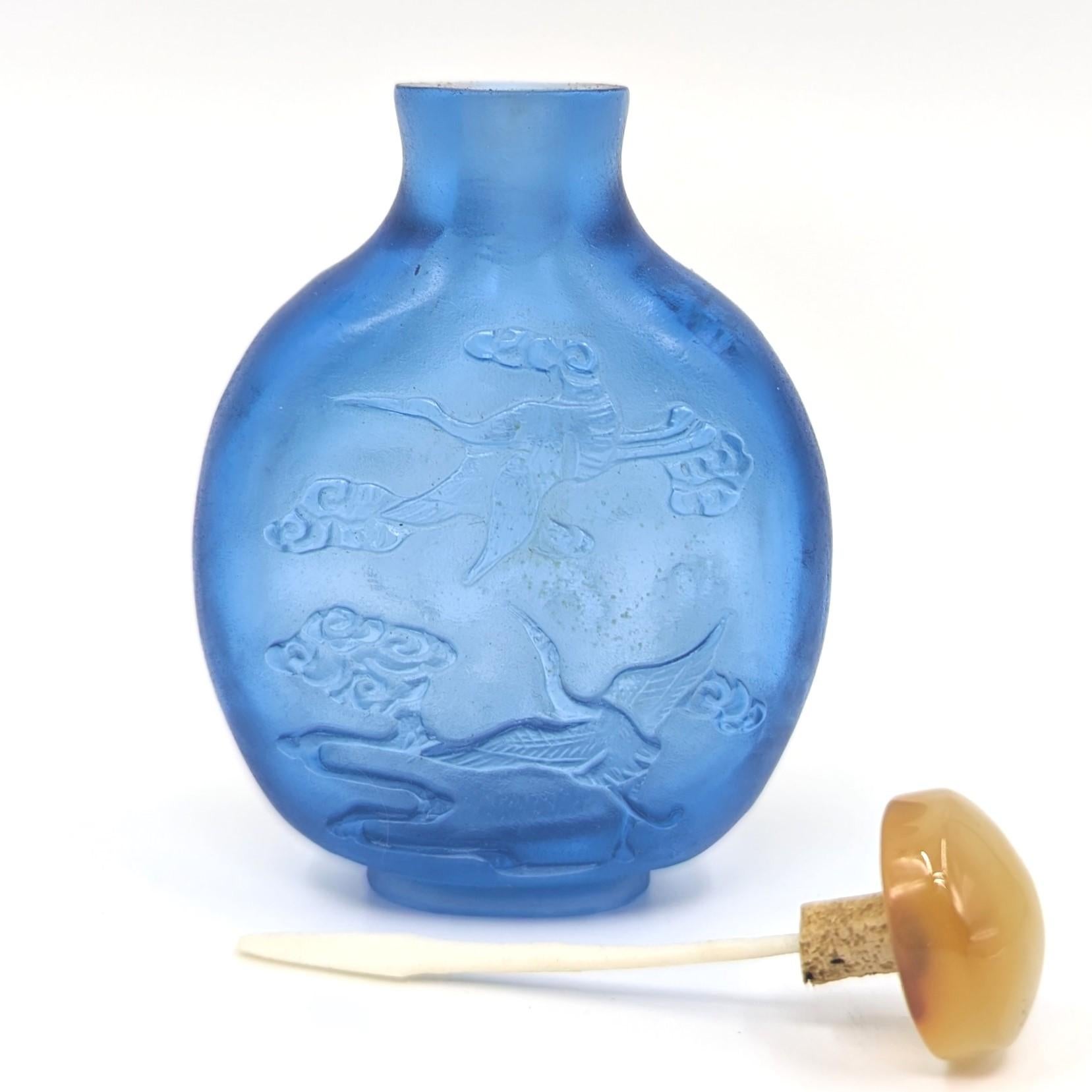 Antike chinesische Aqua Kobaltblaue geschnitzte Glas-Schnupftabakflasche Kraniche 19c Qing im Zustand „Hervorragend“ im Angebot in Richmond, CA