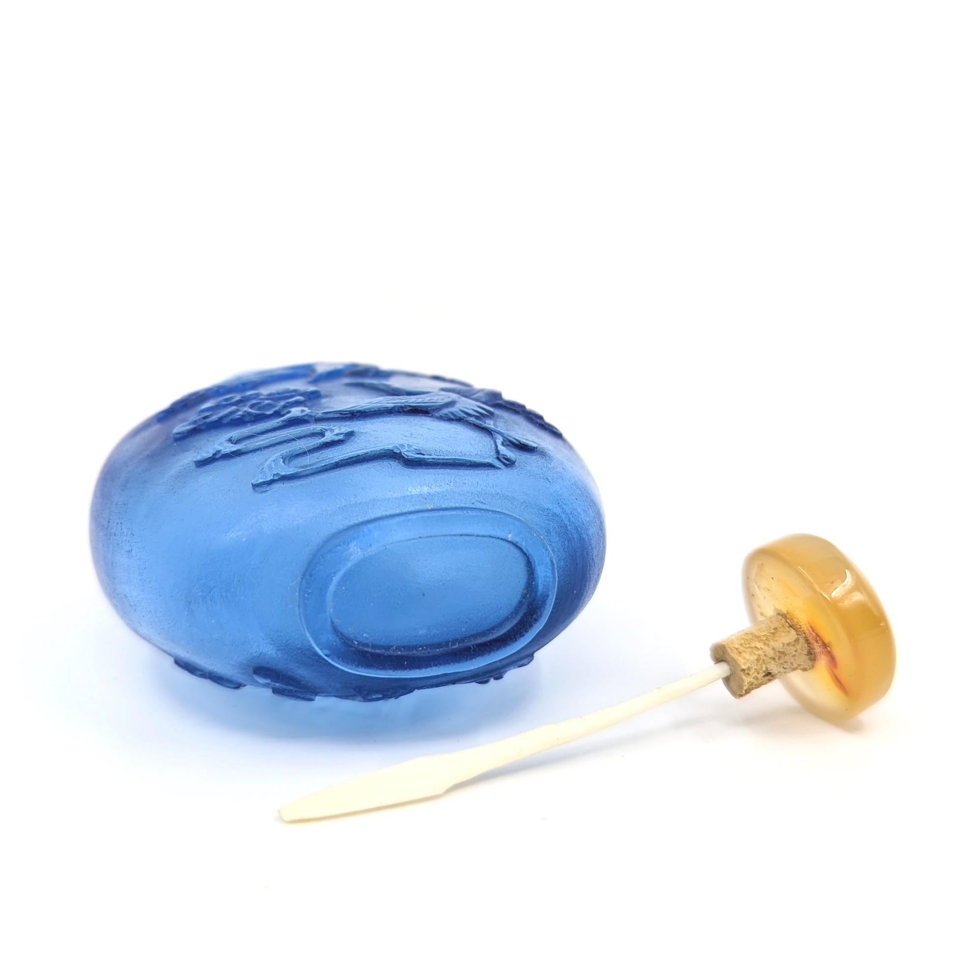 Antike chinesische Aqua Kobaltblaue geschnitzte Glas-Schnupftabakflasche Kraniche 19c Qing für Damen oder Herren im Angebot