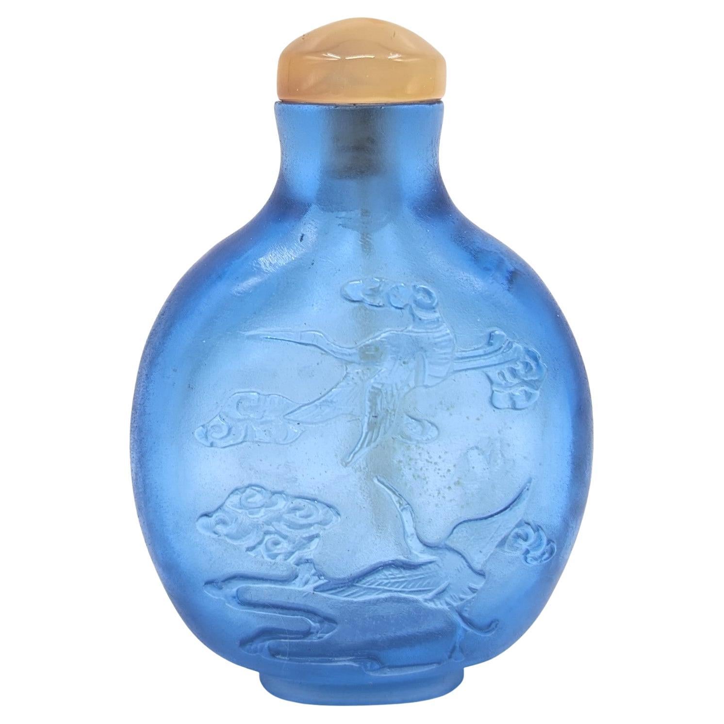 Antike chinesische Aqua Kobaltblaue geschnitzte Glas-Schnupftabakflasche Kraniche 19c Qing im Angebot