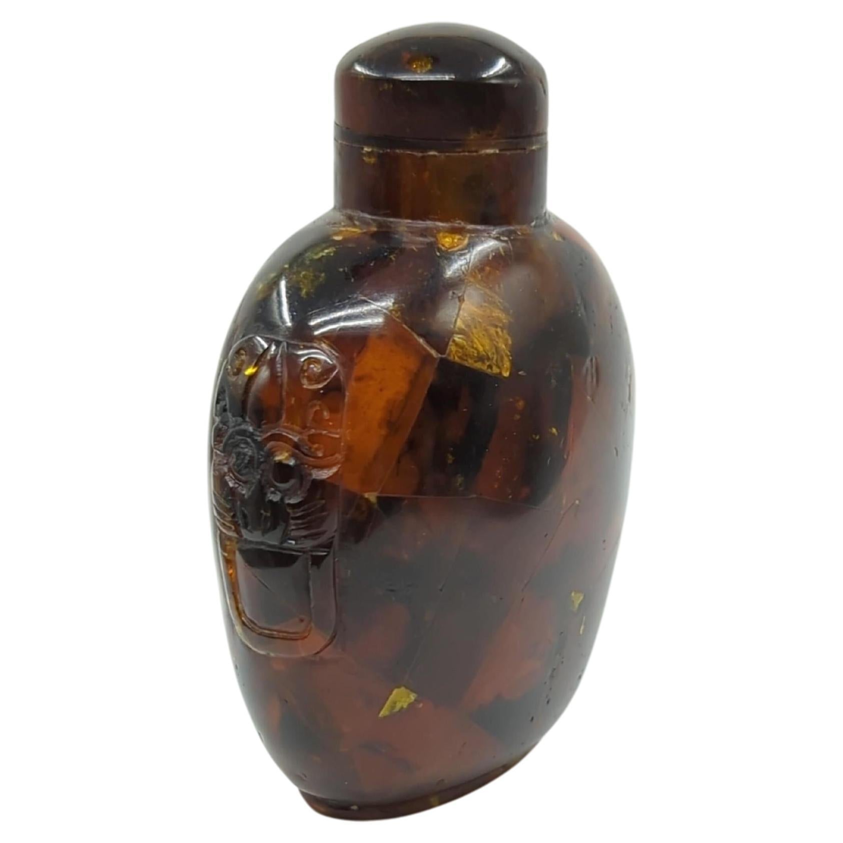 Chinois Antiquité chinoise Composite Ambre sculpté We the Beast Taotie Snuff Bottle Qing Late 19c en vente