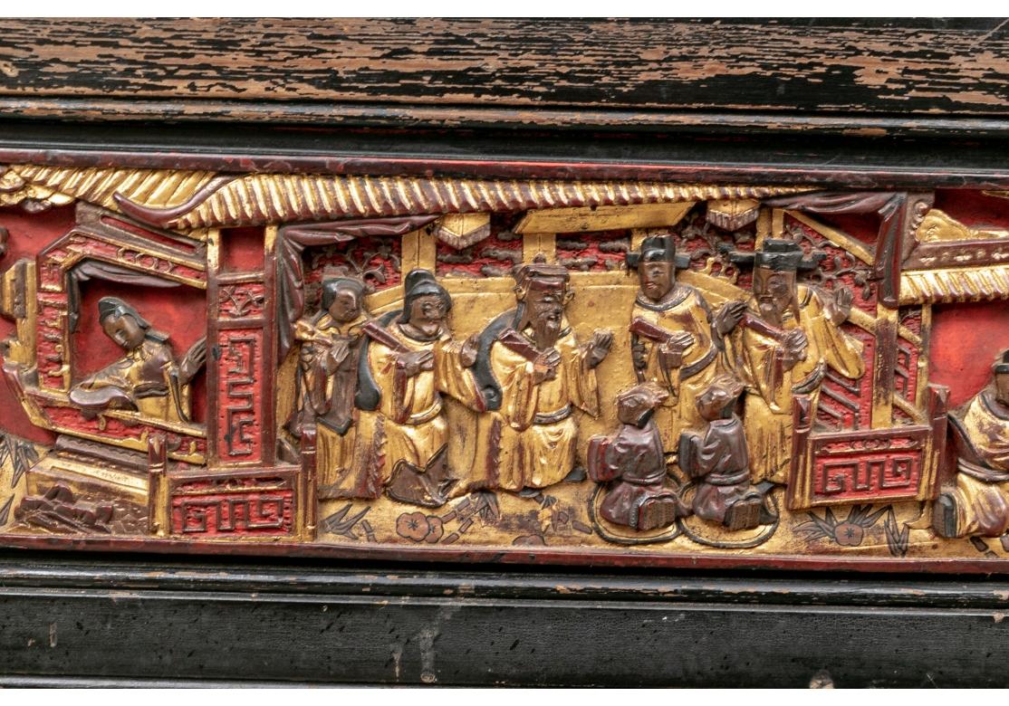 Antiker chinesischer Konsolentisch mit geschnitzten figürlichen Paneelen (19. Jahrhundert) im Angebot